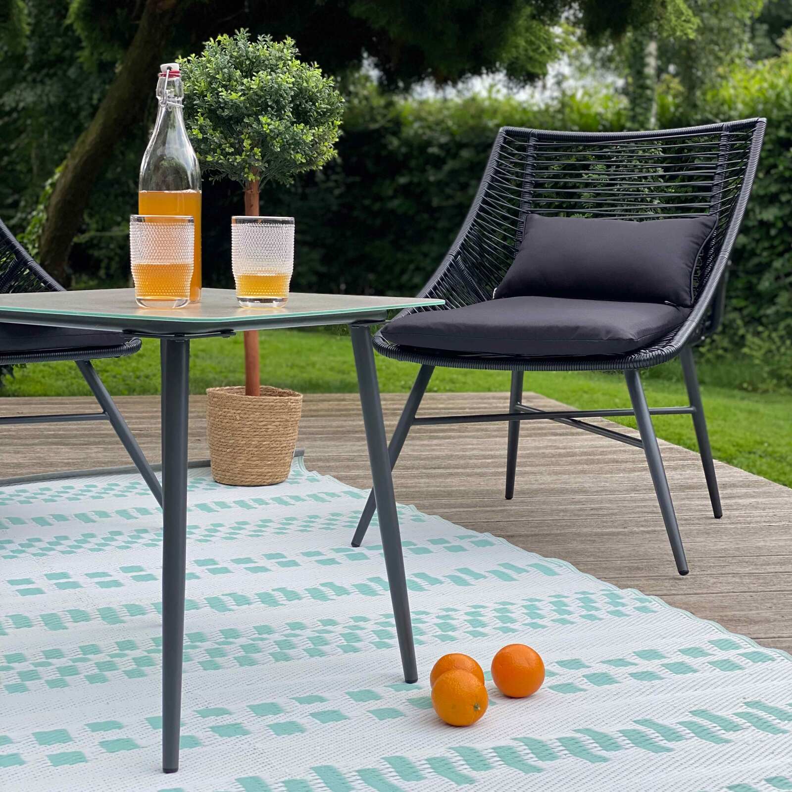 Gartenlounge-Set aus Seilen mit 2 Sofas, 2 Sesseln und 2 ineinander verschachtelten Couchtischen  Gartenlounge-Set aus Seilen mit 2 Sofas, 2 Sesseln und 2 ineinander verschachtelten Couchtischen