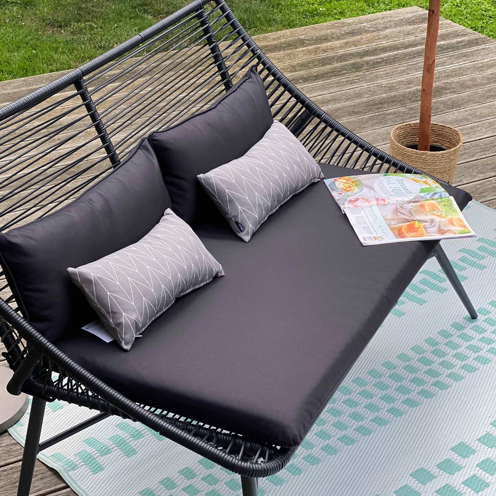 Gartenlounge-Set aus Seilen mit 2 Sofas, 2 Sesseln und 2 ineinander verschachtelten Couchtischen Gartenlounge-Set aus Seilen mit 2 Sofas, 2 Sesseln und 2 ineinander verschachtelten Couchtischen