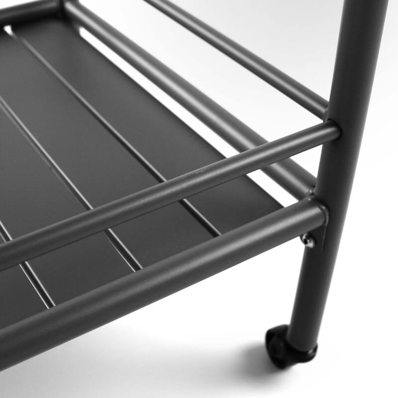 Rollwagen aus Metall im industriellen Stil