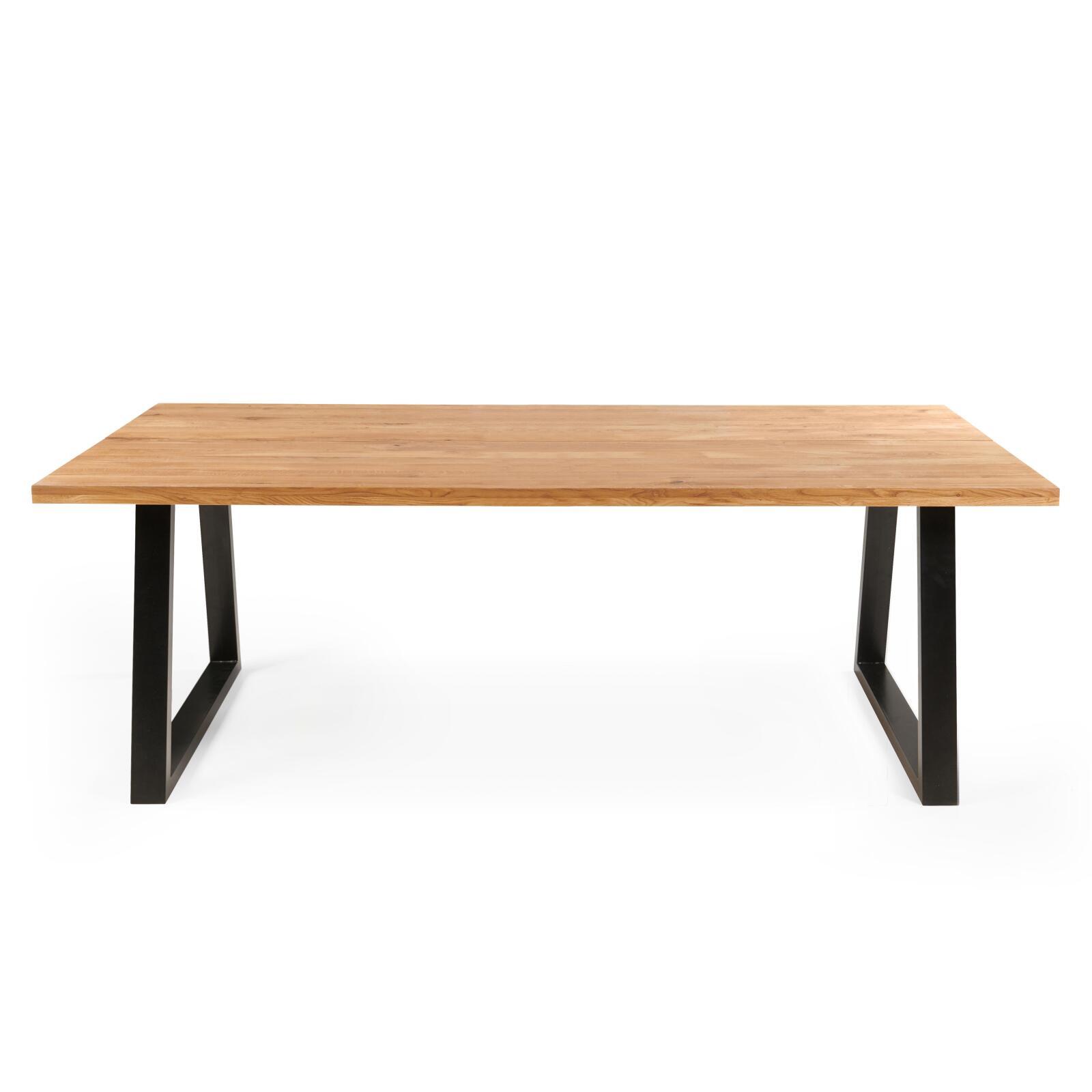 Rechteckiger Esstisch aus FSC®-Eiche mit normaler Kante und trapezförmigen Beinen