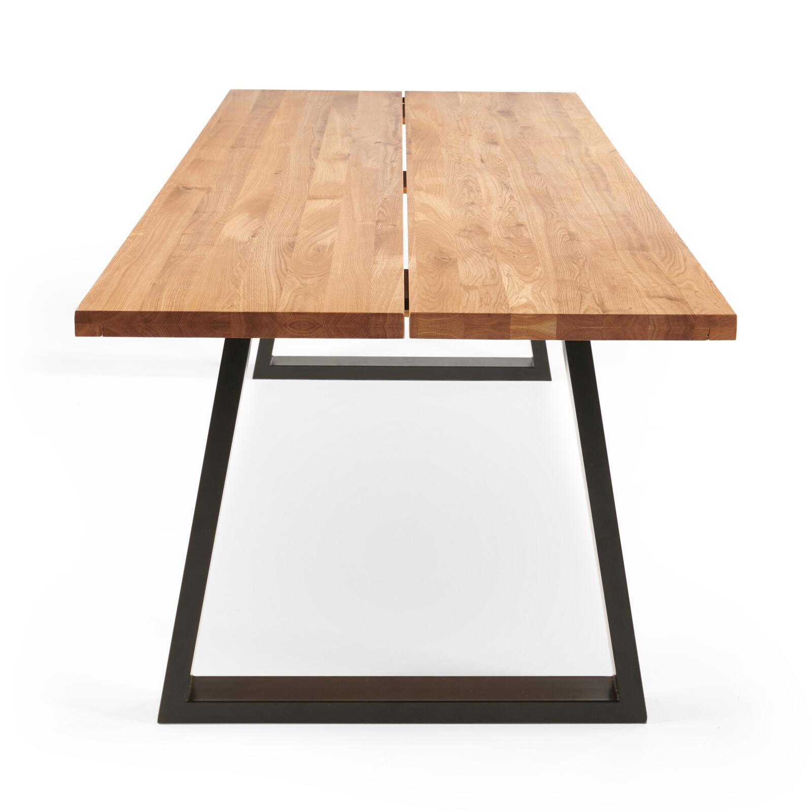 Rechteckiger Esstisch aus FSC®-Eiche mit normaler Kante und trapezförmigen Beinen