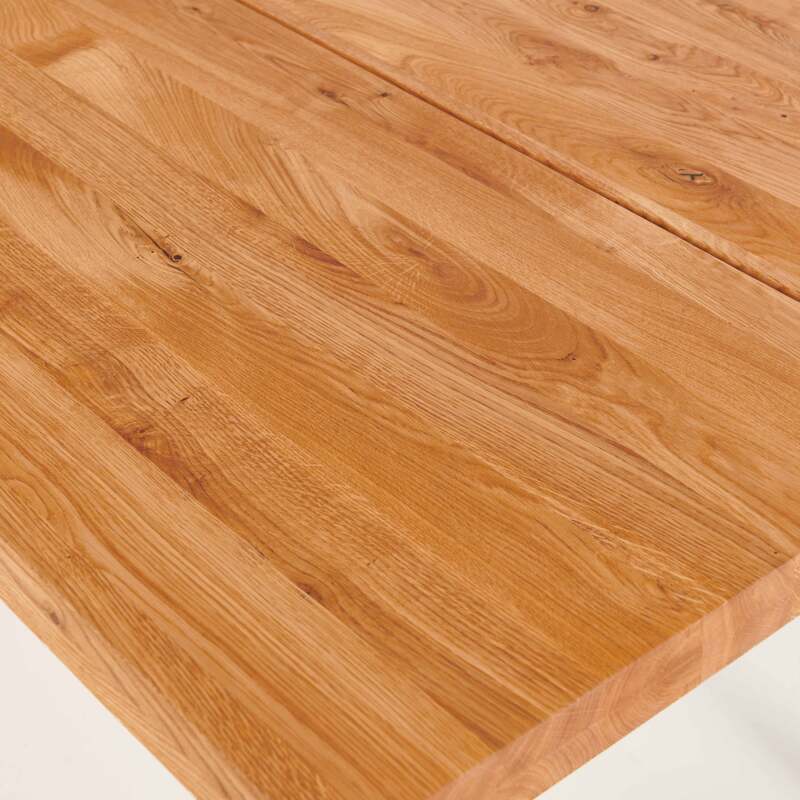 Rechteckiger Esstisch aus FSC®-Eiche mit normaler Kante und trapezförmigen Beinen