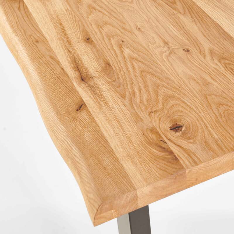Rechteckiger Esstisch aus FSC®-Eiche mit unregelmäßigen Kanten und U-förmigen Beinen (4/6)