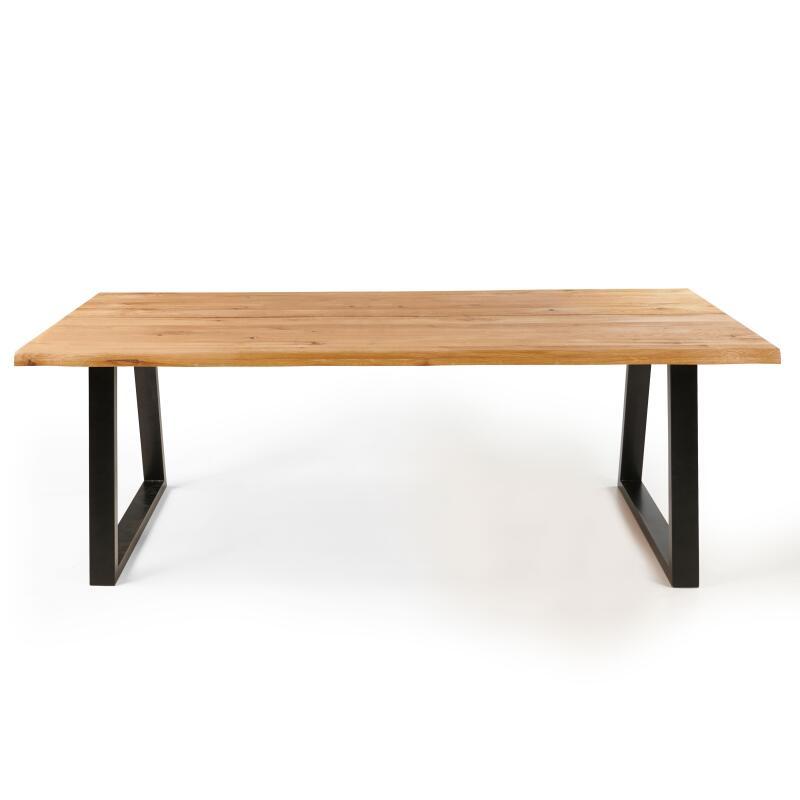 Rechteckiger Esstisch aus FSC®-Eiche mit unregelmäßigen Kanten und trapezförmigen Beinen