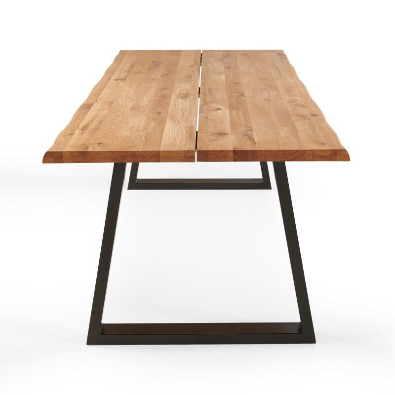 Rechteckiger Esstisch aus FSC®-Eiche mit unregelmäßigen Kanten und trapezförmigen Beinen