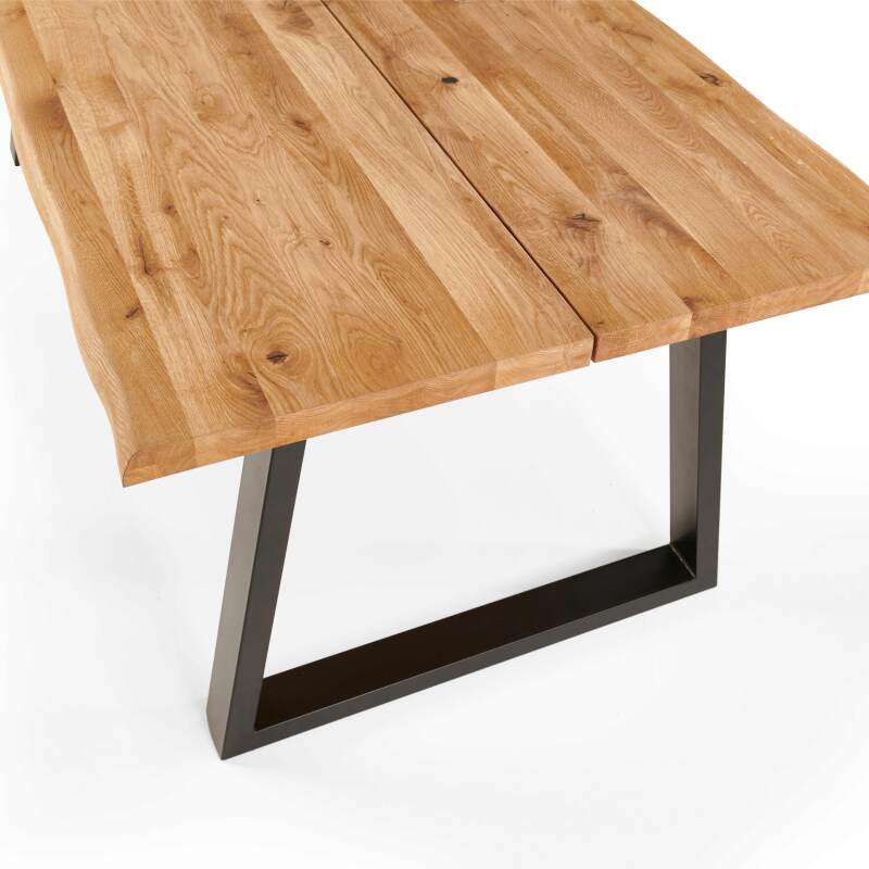 Rechteckiger Esstisch aus FSC®-Eiche mit unregelmäßigen Kanten und trapezförmigen Beinen