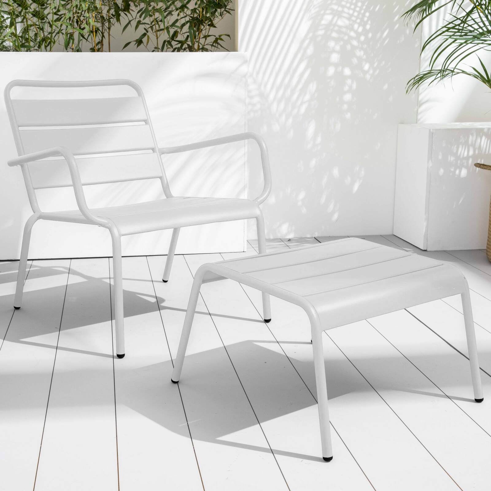 Set aus 2 niedrigen Sesseln mit ungleichen anthrazitgrauen Metall-Fußstützen + 1 Farbe 