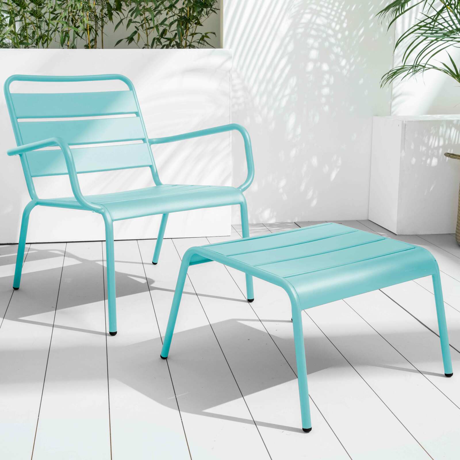 Set aus 2 niedrigen Sesseln mit ungleichen anthrazitgrauen Metall-Fußstützen + 1 Farbe 