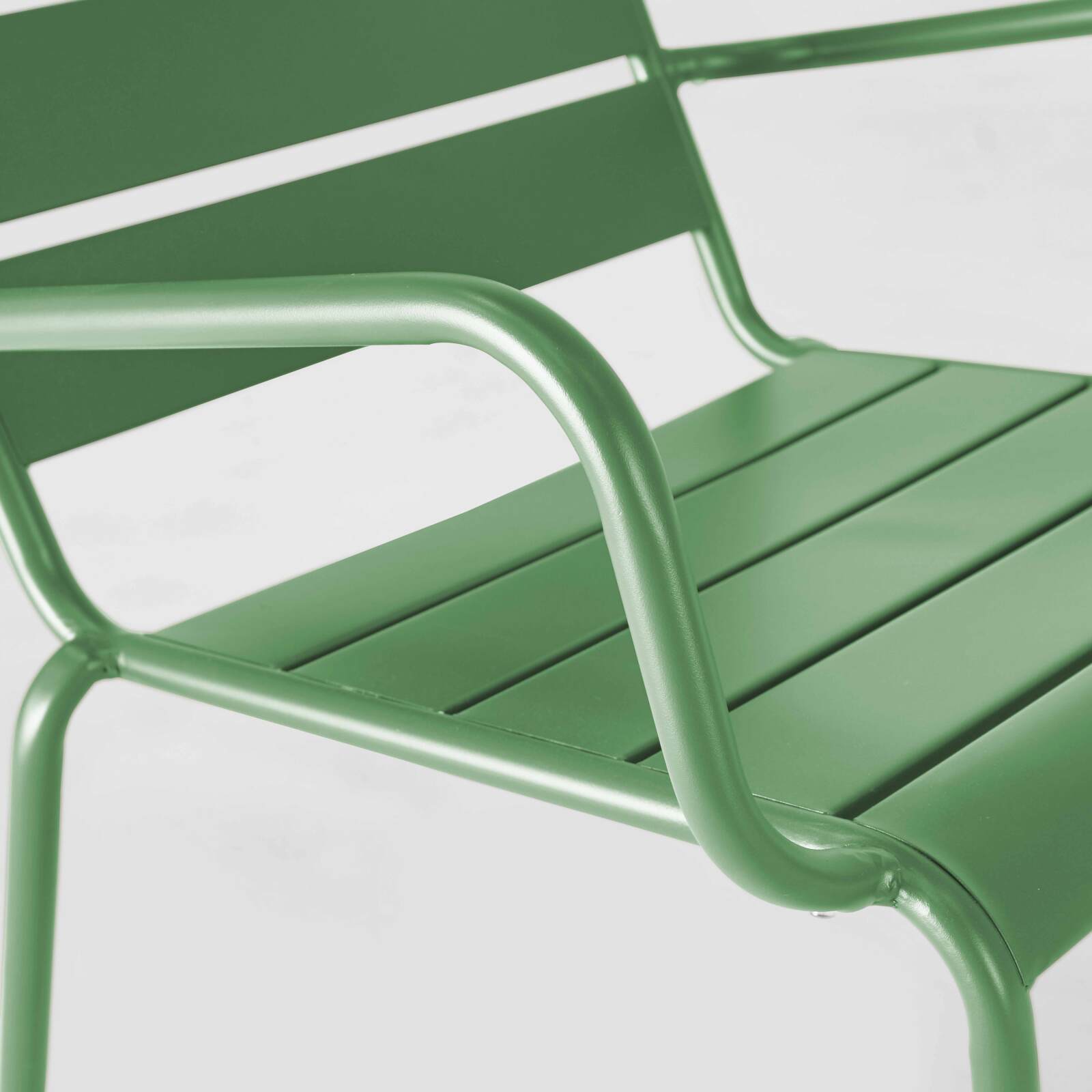 Set aus 2 niedrigen Sesseln mit ungleichen anthrazitgrauen Metall-Fußstützen + 1 Farbe 