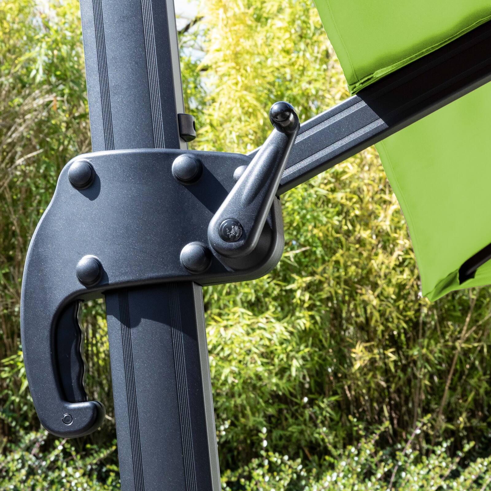 Set aus Ampelschirm (3 x 3M) drehbar um 360° + Gewichtsplatte auf Rädern 100 L Set aus Ampelschirm (3 x 3M) drehbar um 360° + Gewichtsplatte auf Rädern 100 L