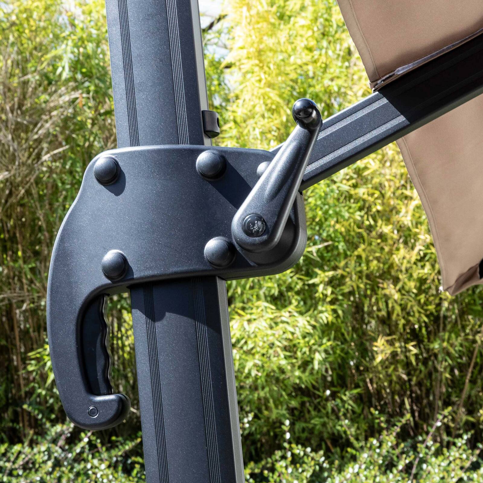 Set aus Ampelschirm (3 x 3M) drehbar um 360° + Gewichtsplatte auf Rädern 100 L Set aus Ampelschirm (3 x 3M) drehbar um 360° + Gewichtsplatte auf Rädern 100 L