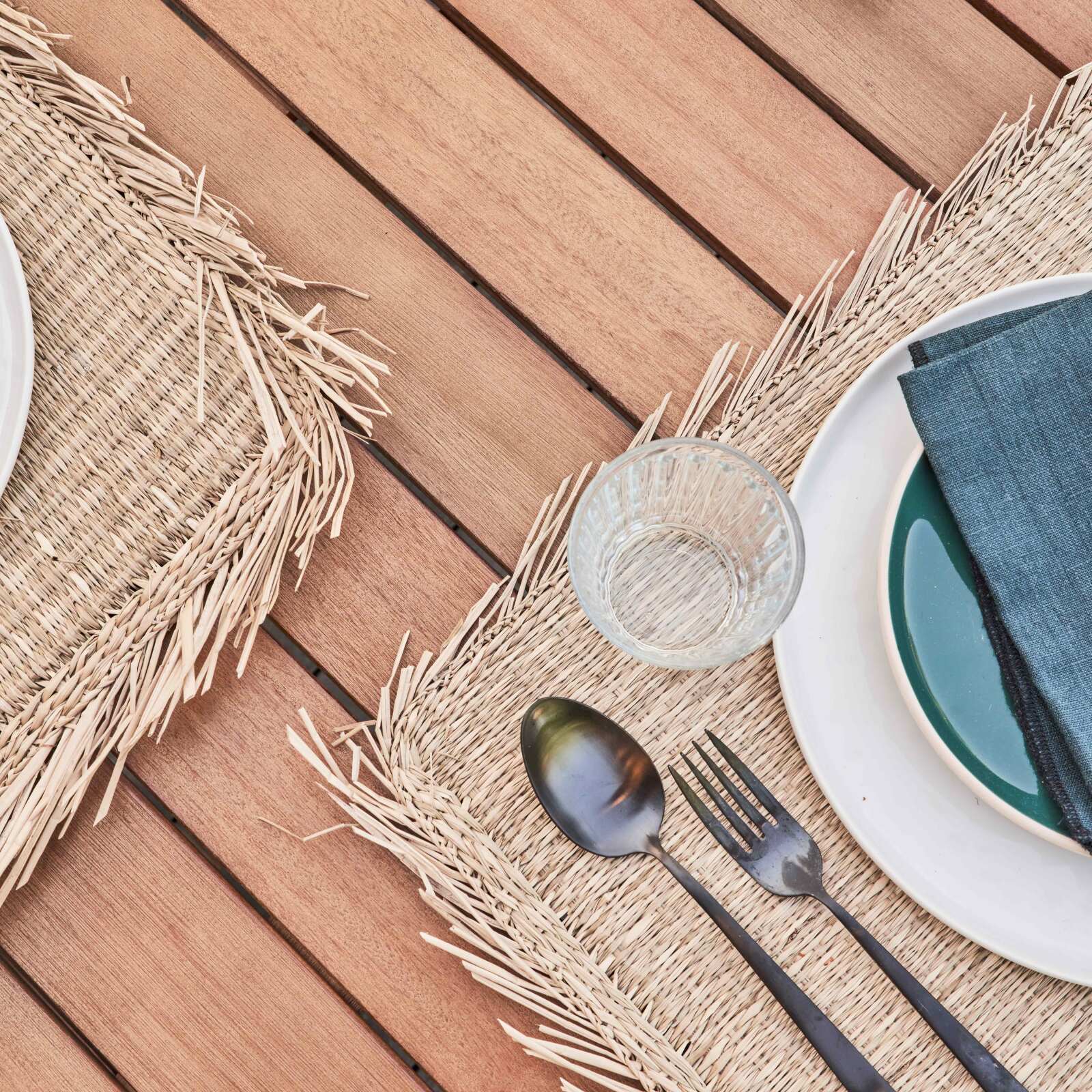 Rechteckiger ausziehbarer Gartentisch mit 8 Stühlen und 2 Armlehnenstühlen aus FSC®-Eukalyptusholz 