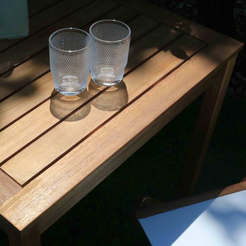 Quadratischer Bistrot-Tisch (70 x 70 x 76 cm) aus FSC®-zertifiziertem Eukalyptusholz 