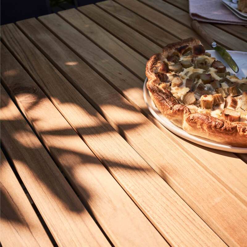 Rechteckiger Garten-Tisch aus Aluminium/Teakholz mit den Maßen 200 x 100 cm und 8 Stühlen mit Armlehnen