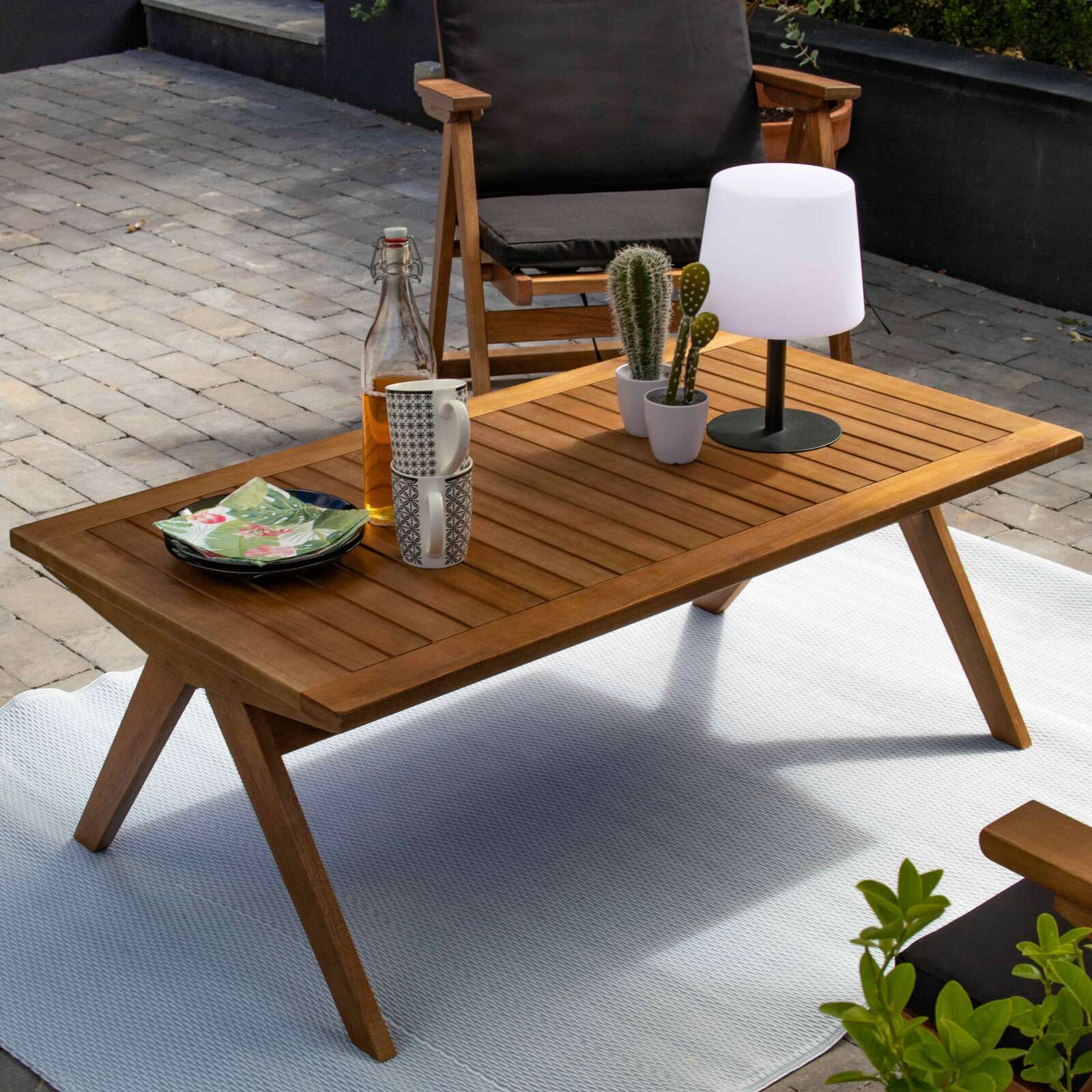 Gartenlounge-Set aus FSC®-zertifiziertem Eukalyptusholz mit 1 Sofa, 2 Sesseln und einem Couchtisch 