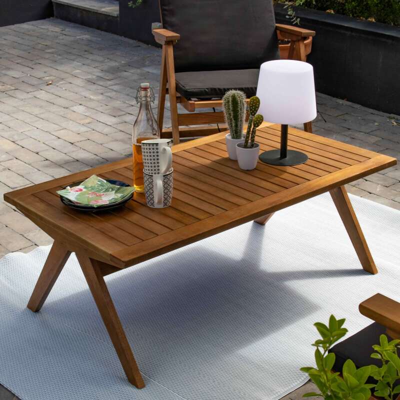 Gartenlounge-Set aus FSC®-zertifiziertem Eukalyptusholz mit 1 Sofa, 2 Sesseln und einem Couchtisch 