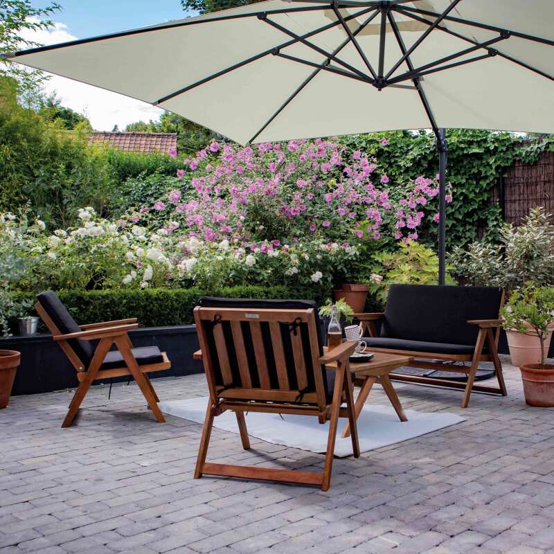 Gartenlounge-Set aus FSC®-zertifiziertem Eukalyptusholz mit 1 Sofa, 2 Sesseln und einem Couchtisch 