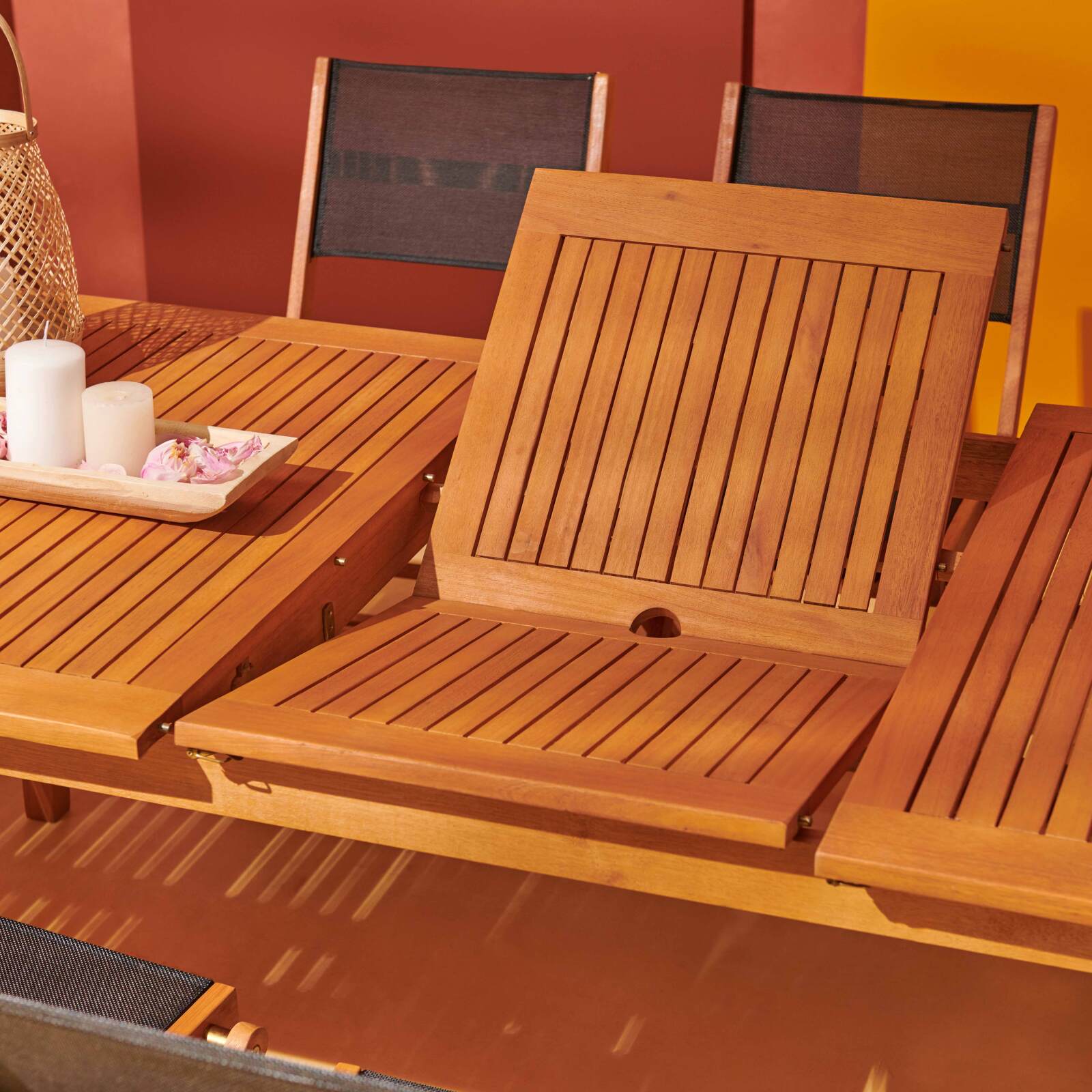 Rechteckiger FSC®-zertifizierter Holzgarten-Tisch mit 6 Stühlen und 2 klappbaren Armlehnenstühlen 