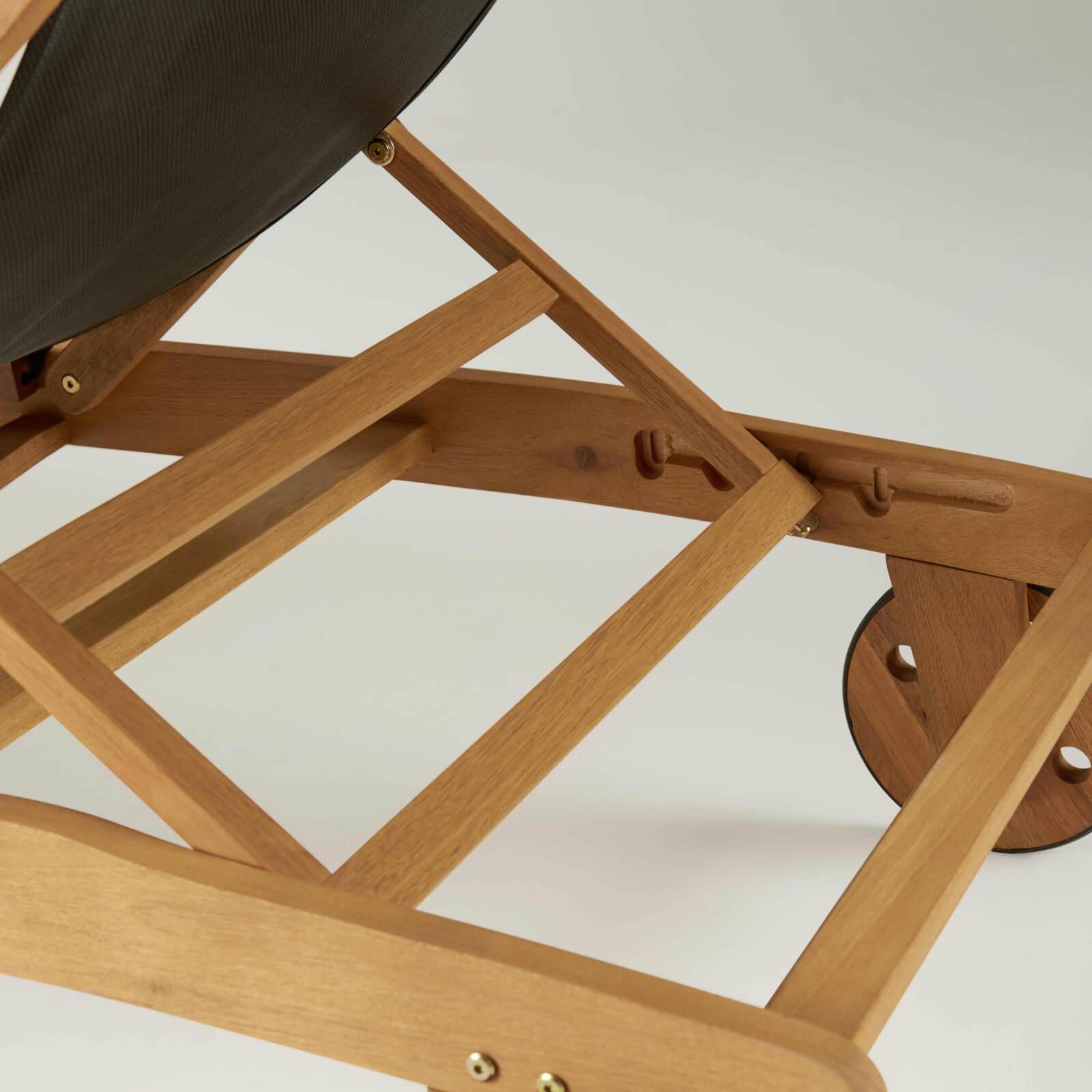 Set aus 2 FSC®-zertifizierten, verstellbaren Sonnenliegestühlen aus Holz mit Rollen 