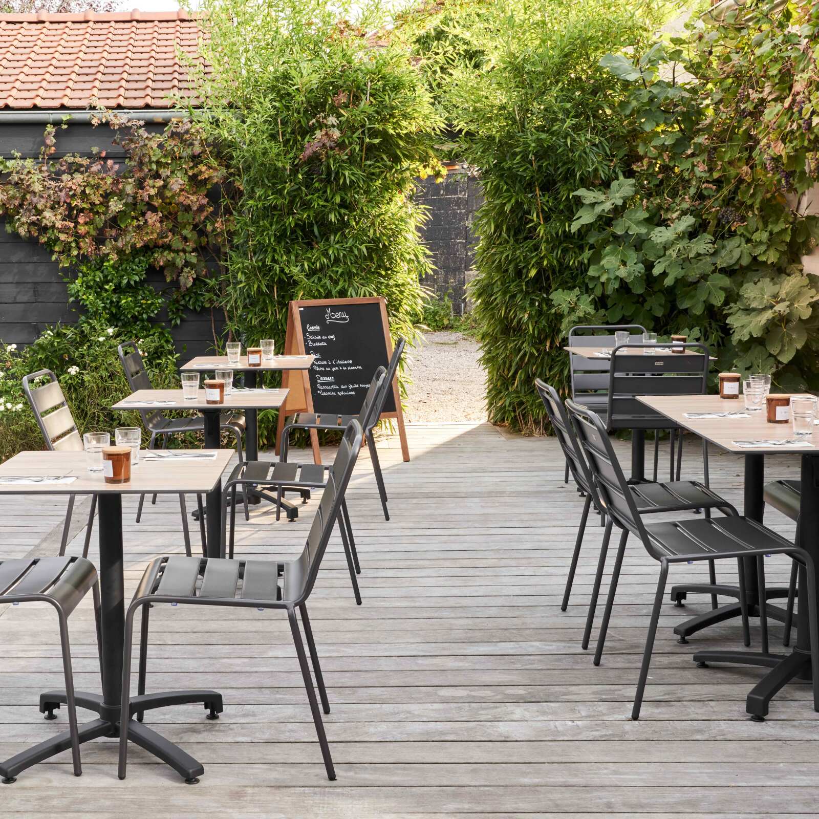 Quadratischer Gartentisch 60 x 60 cm mit neigbarer HPL-Oberfläche 