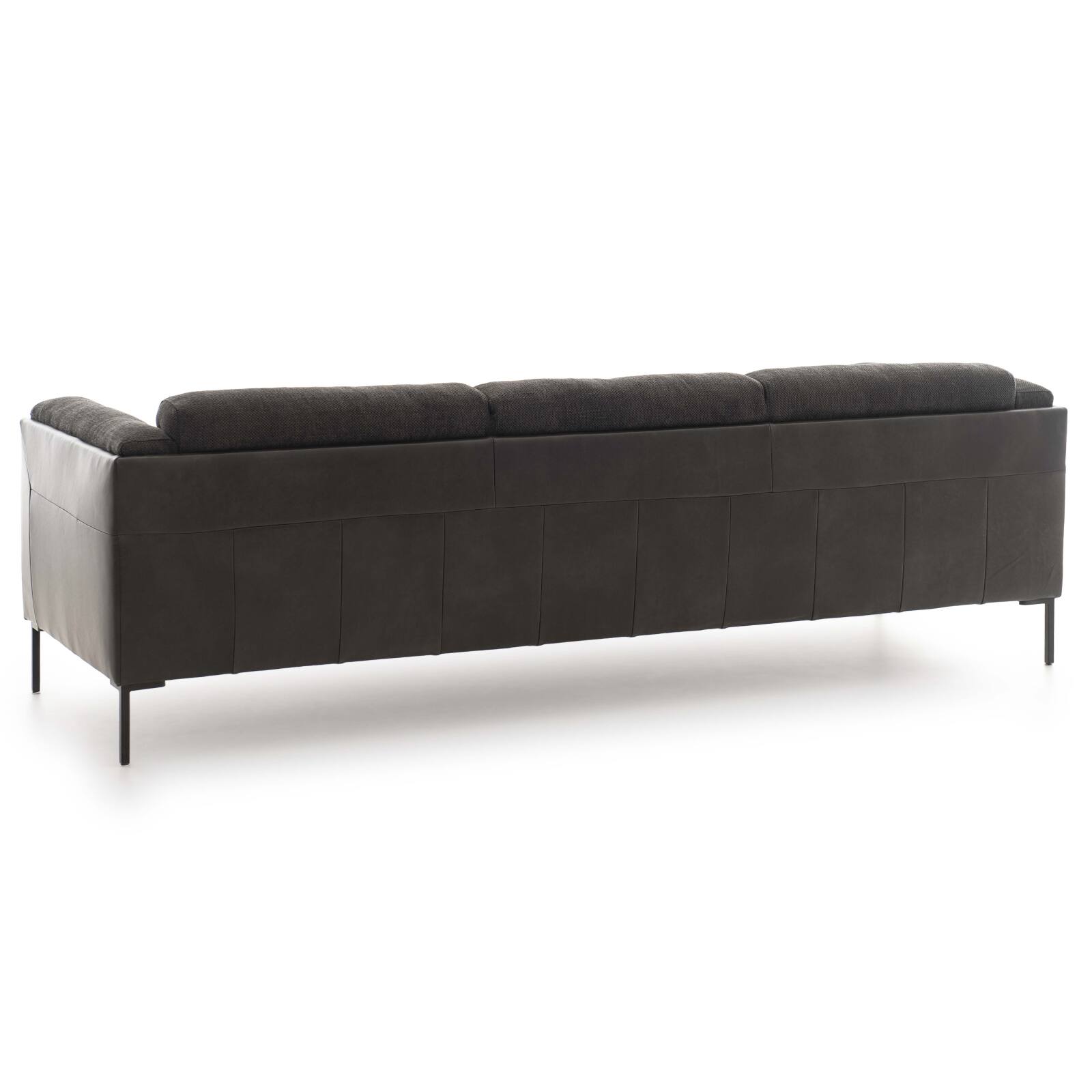 Großes Sofa aus zweierlei Materialien, Leder und meliertem Stoff, für 4 Personen  Großes Sofa aus zweierlei Materialien, Leder und meliertem Stoff, für 4 Personen