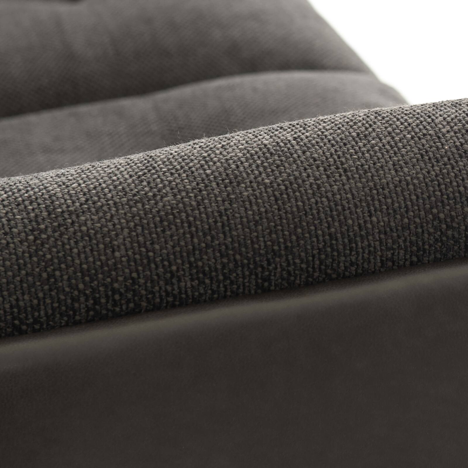 Großes Sofa aus zweierlei Materialien, Leder und meliertem Stoff, für 4 Personen  Großes Sofa aus zweierlei Materialien, Leder und meliertem Stoff, für 4 Personen