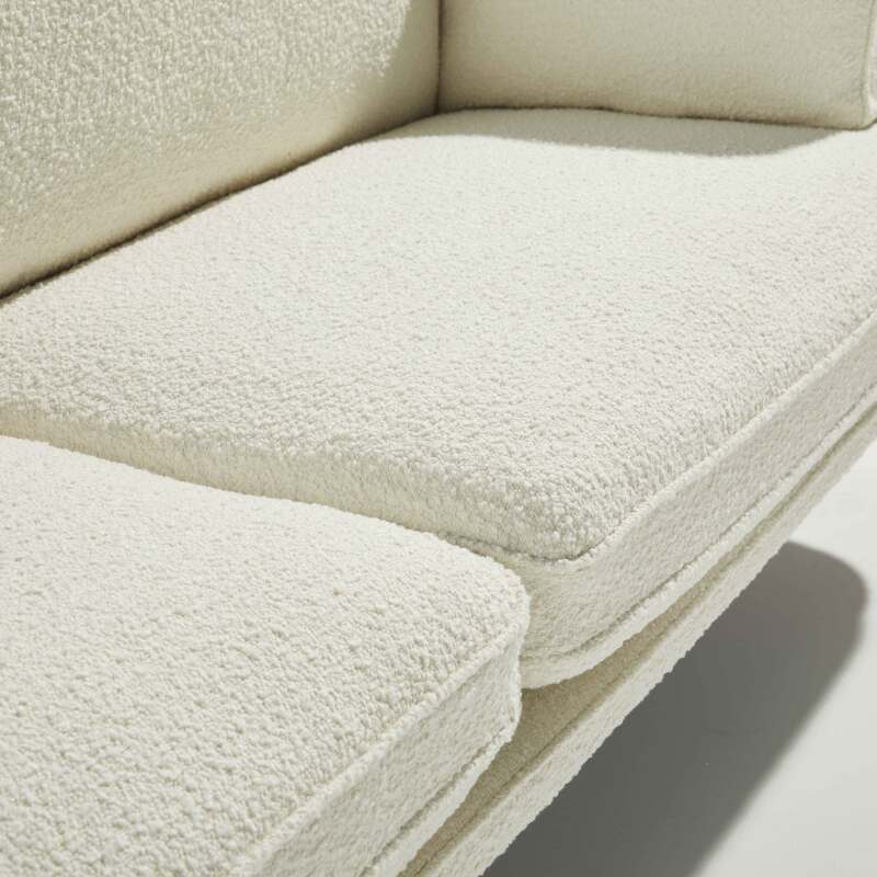 Dreisitzer-Sofa aus FSC®-zertifiziertem Holz und Bouclé-Stoff