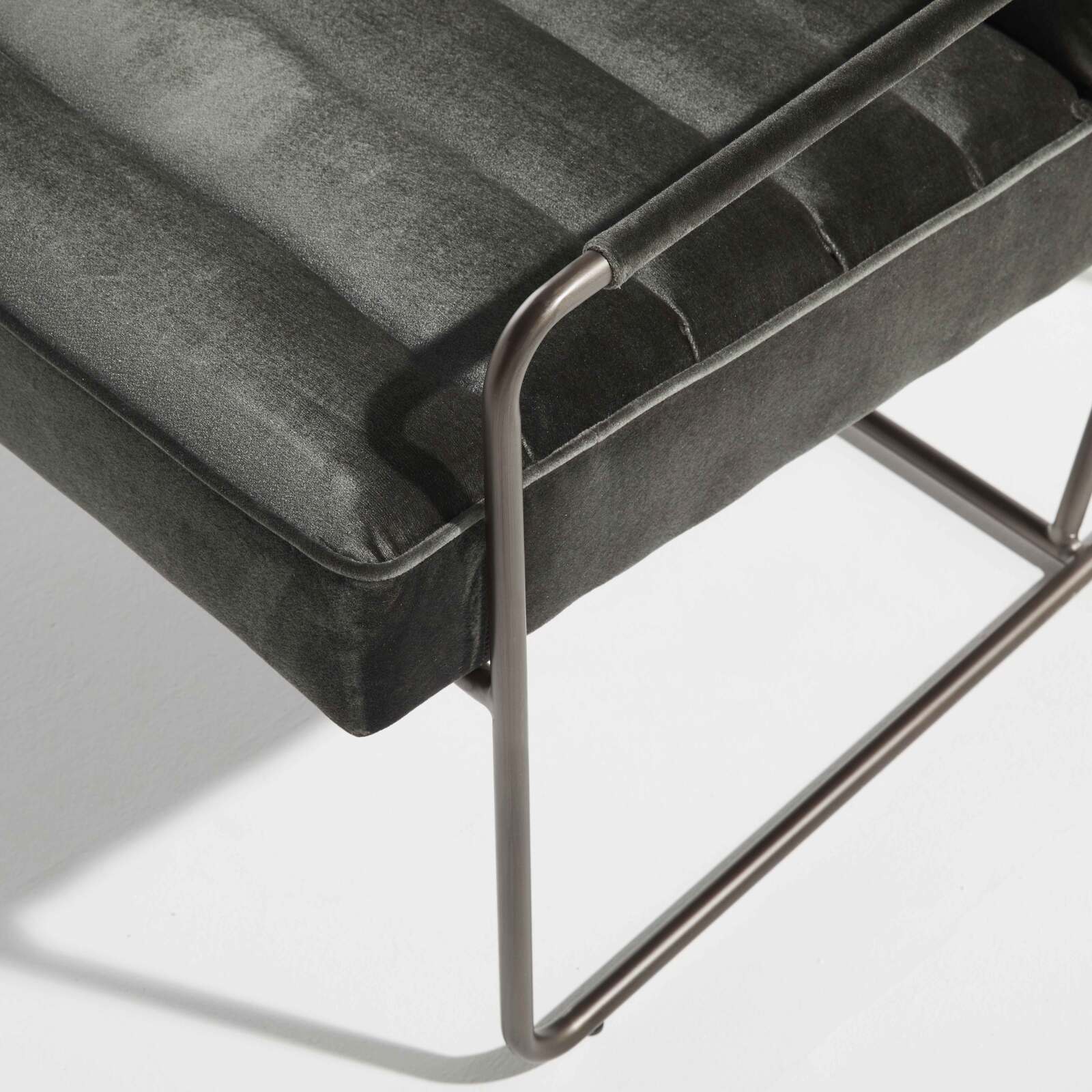 Gepolsterter Samt- und FSC®-Holz-Armlehnstuhl