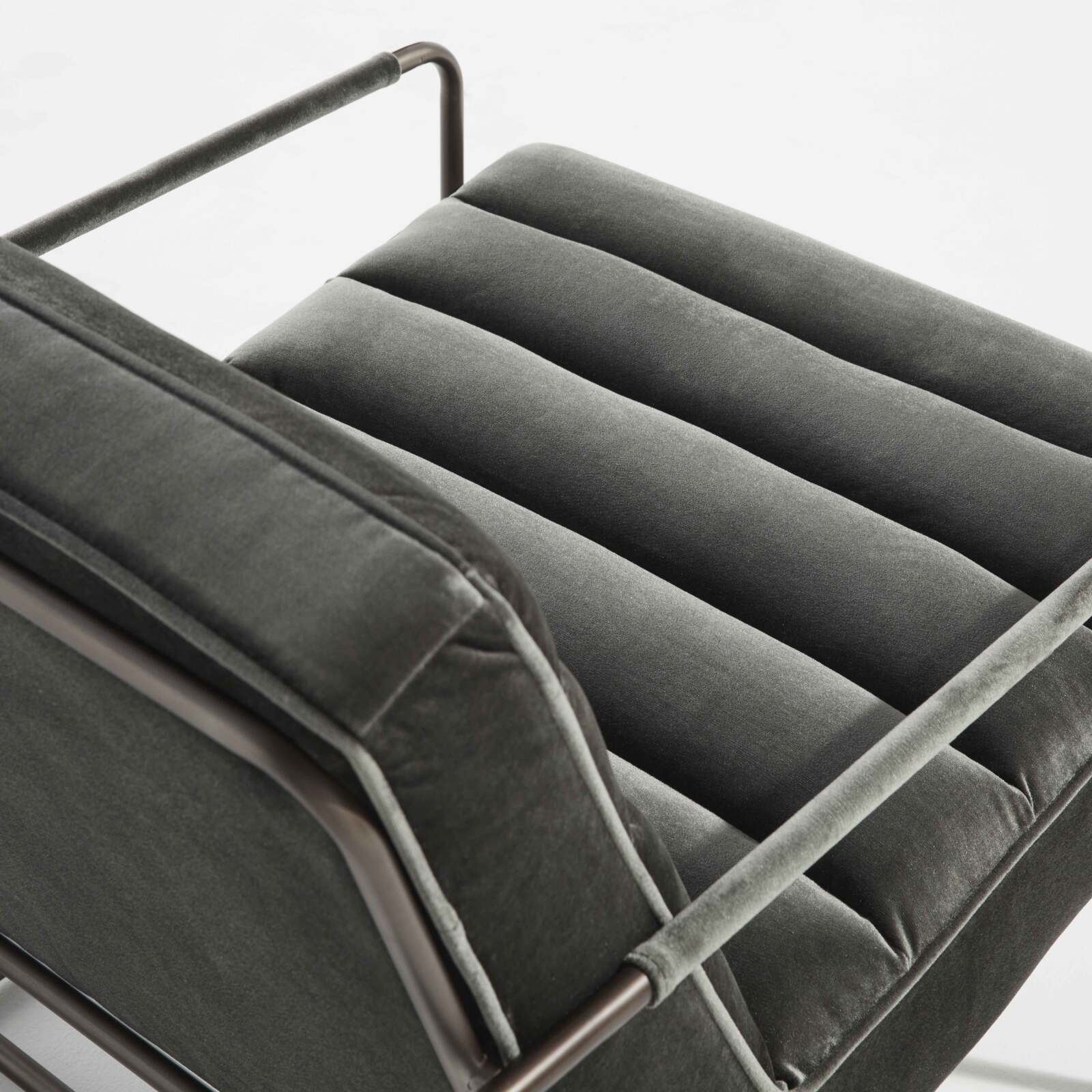 Gepolsterter Samt- und FSC®-Holz-Armlehnstuhl