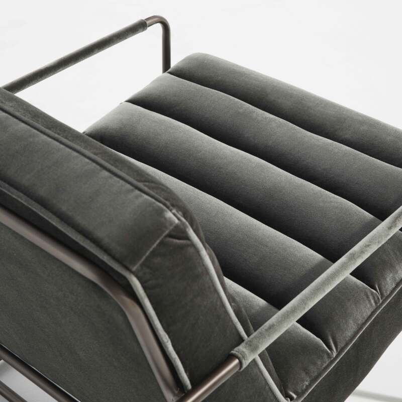 Gepolsterter Samt- und FSC®-Holz-Armlehnstuhl