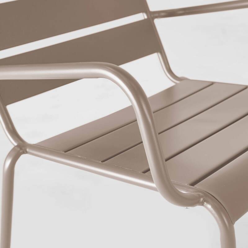 Niedriger Metallsessel und Fußstütze