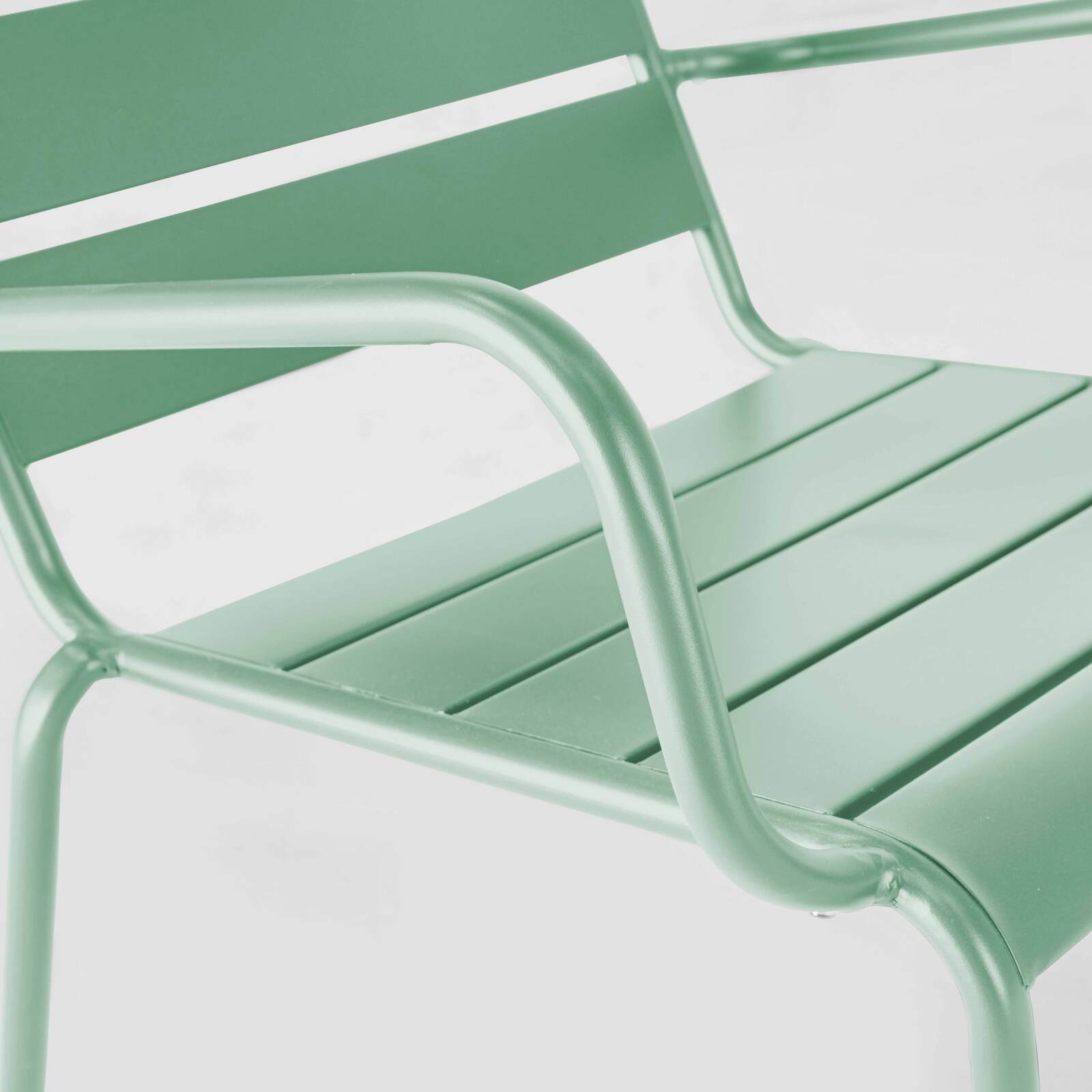 Niedriger Metallsessel und Fußstütze