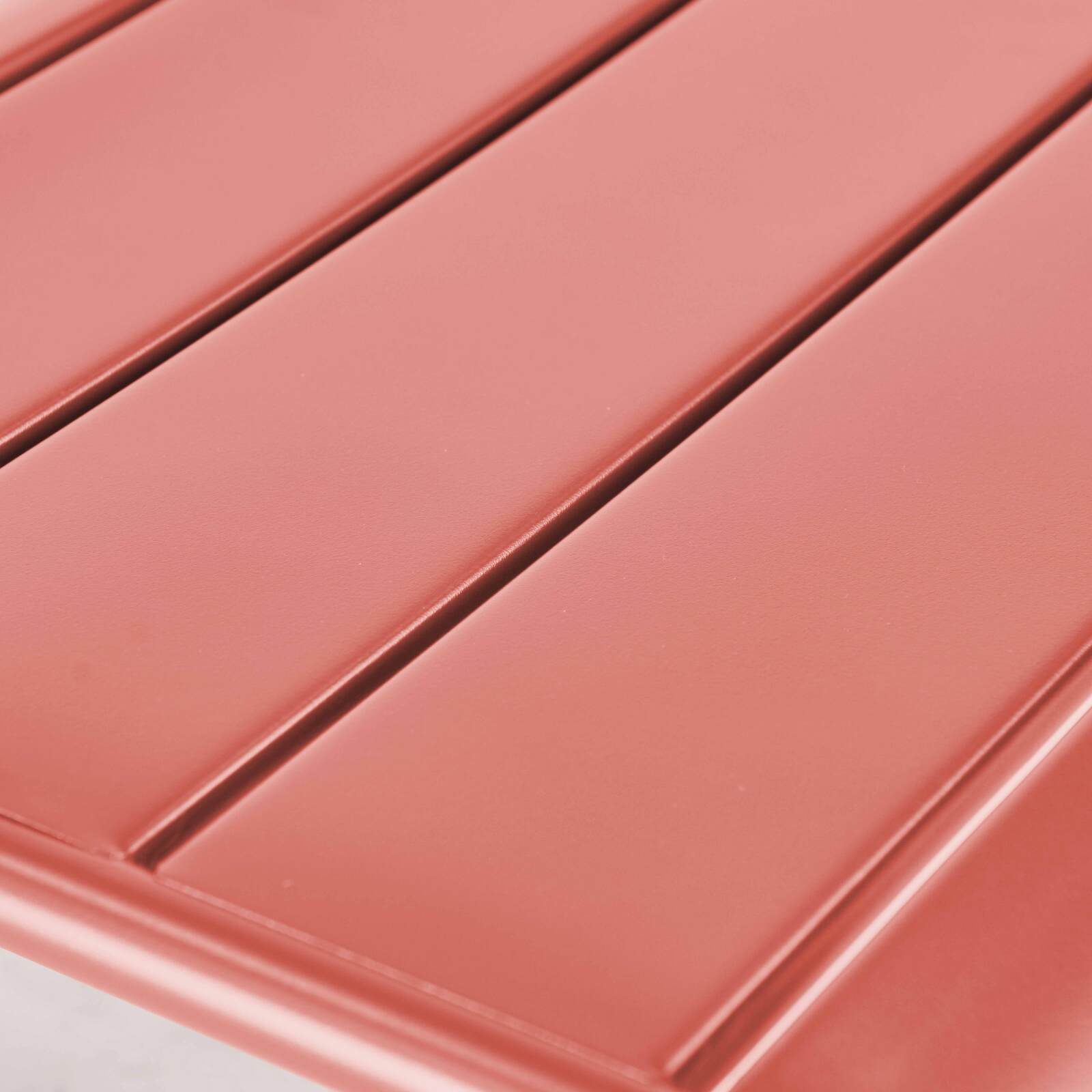 Niedriger Metallsessel und Fußstütze