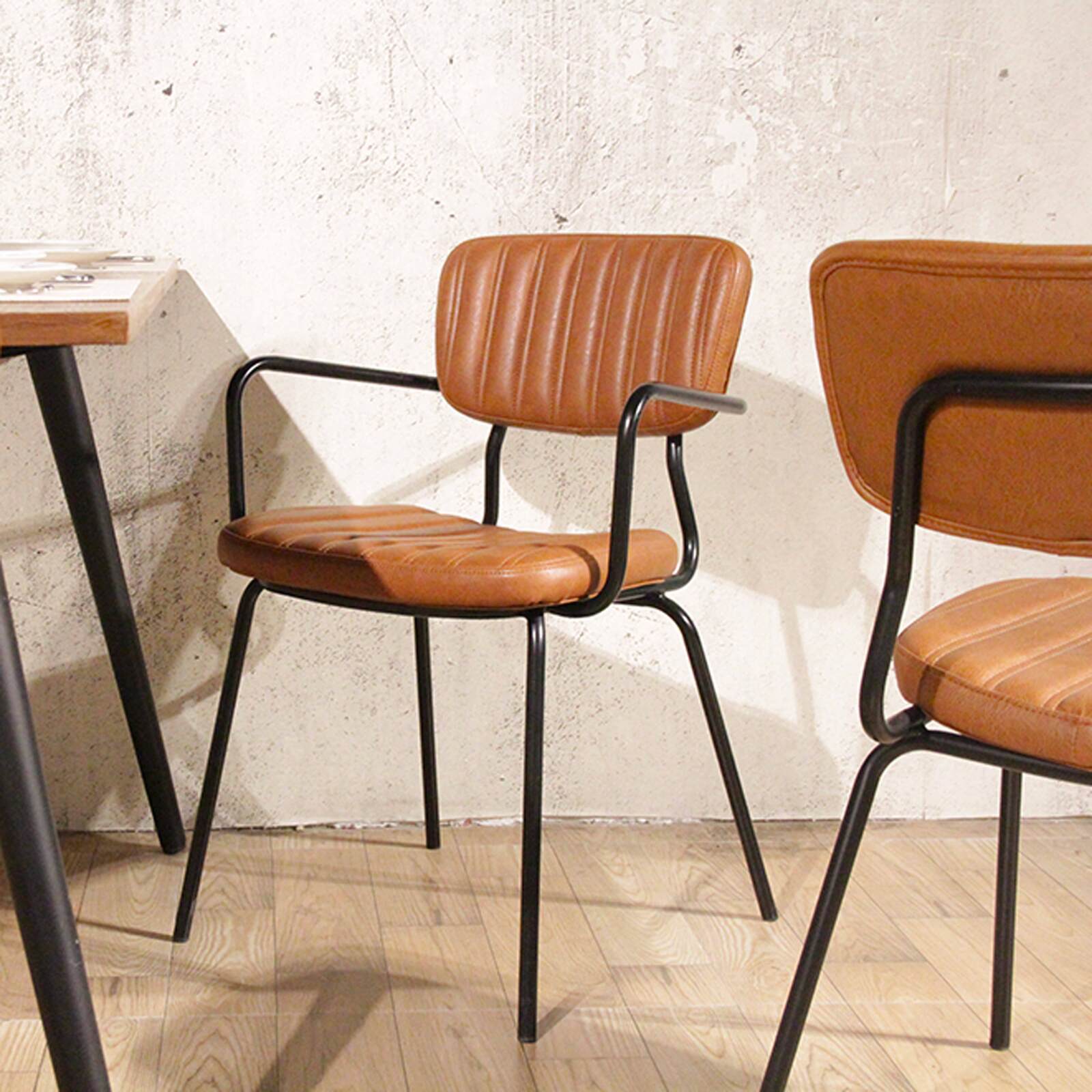 Set von 2 Esszimmerstuhl mit Armlehnen aus beschichtetem Textil und FSC®-zertifiziertem Holz 