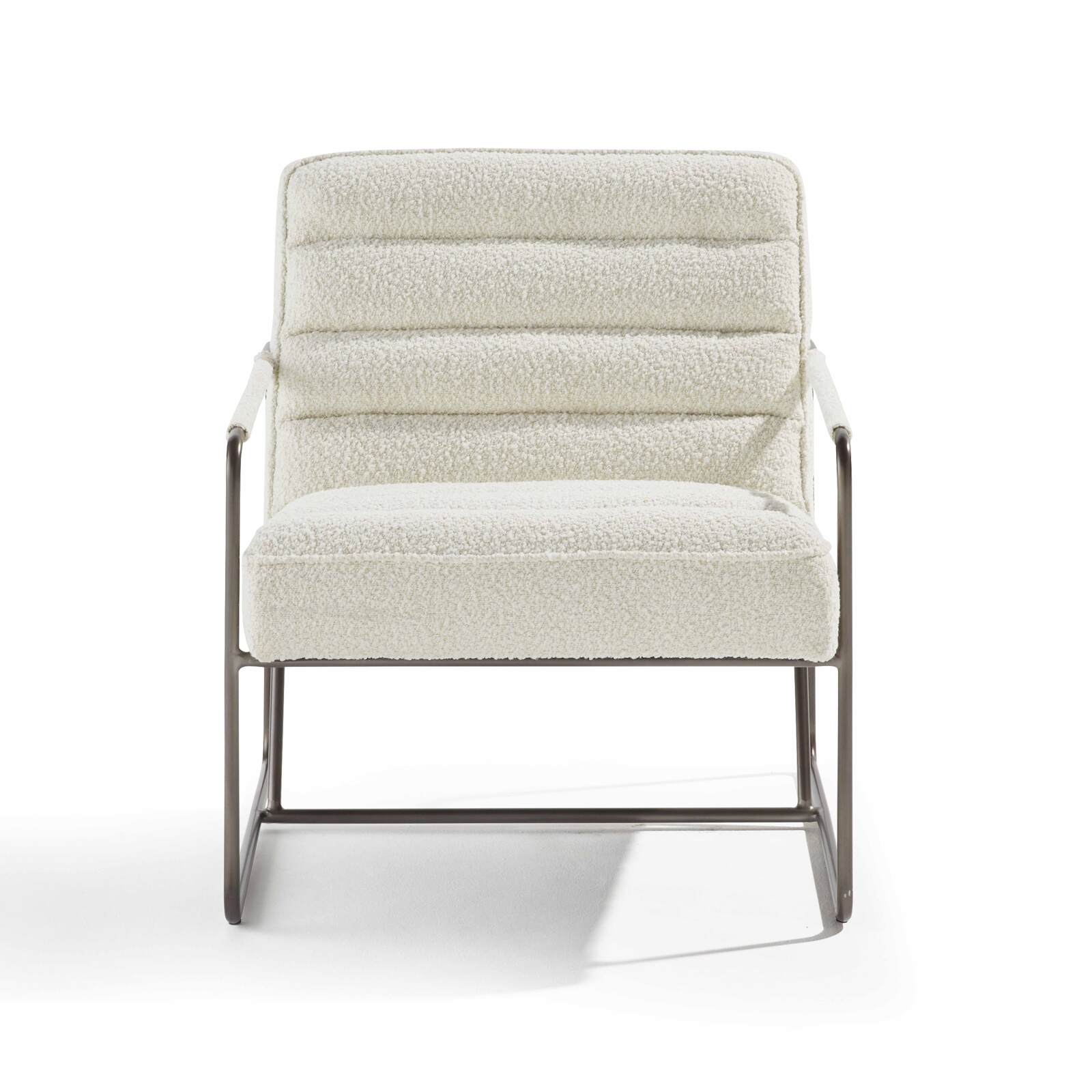 Gepolsterter Sessel aus Bouclé-Stoff und FSC®-zertifiziertem Eukalyptusholz 