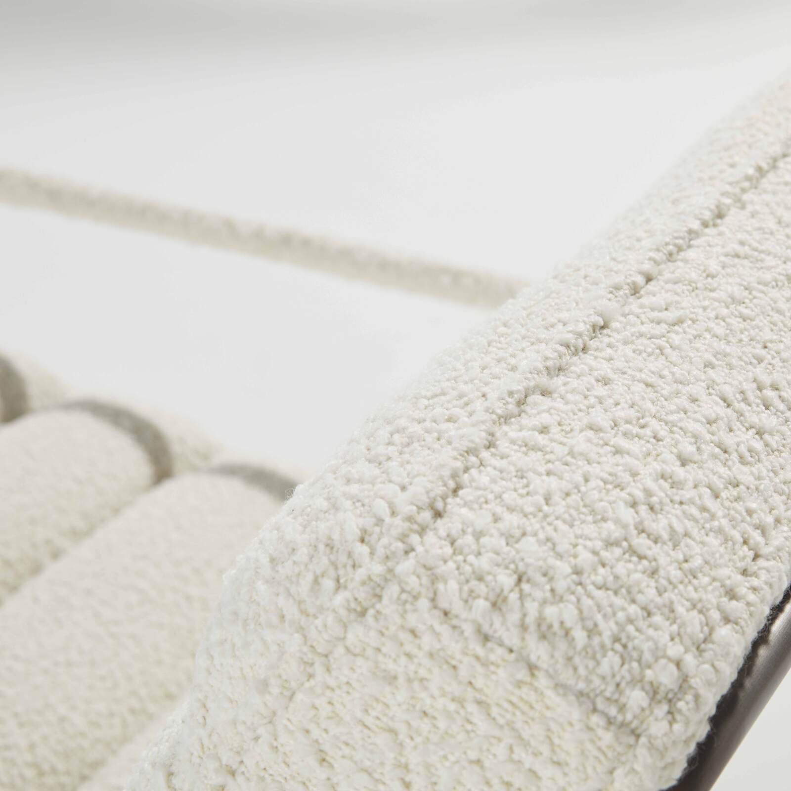 Gepolsterter Sessel aus Bouclé-Stoff und FSC®-zertifiziertem Eukalyptusholz 