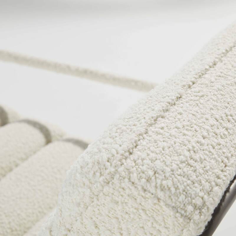 Gepolsterter Sessel aus Bouclé-Stoff und FSC®-zertifiziertem Eukalyptusholz 