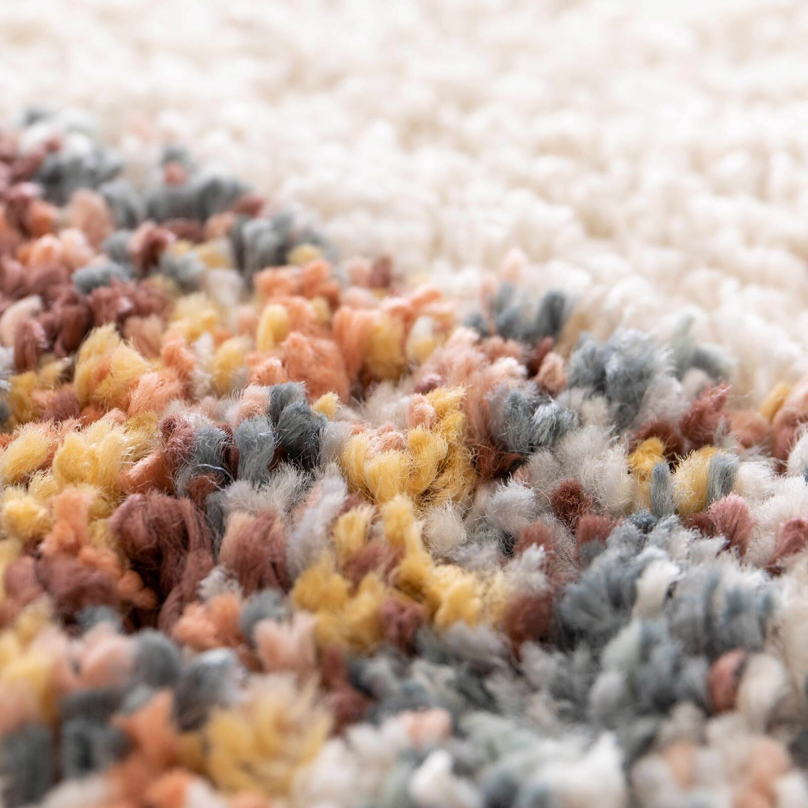 Rechteckiger Teppich aus langflorigem Polypropylen mit ethnischen Mustern 