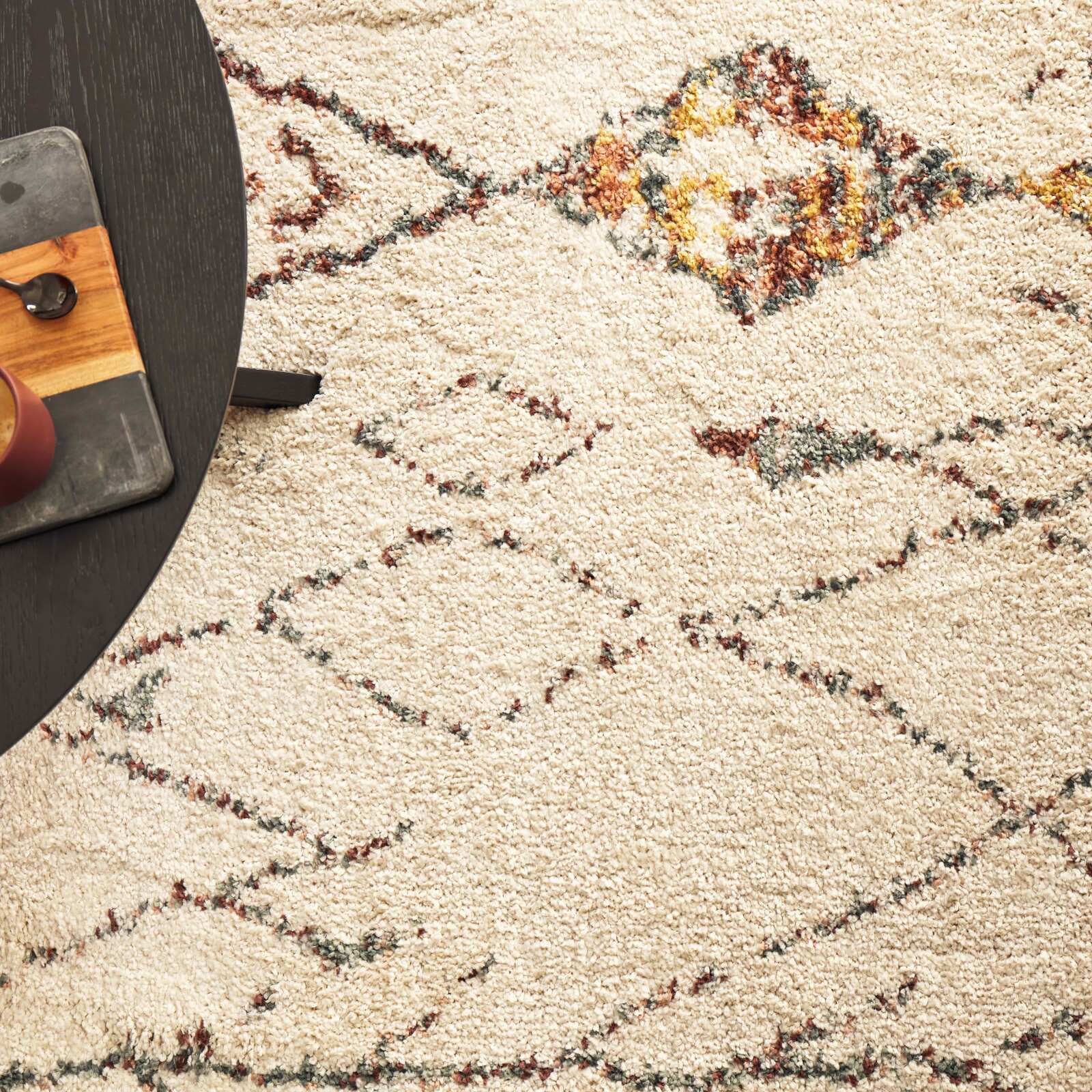 Rechteckiger Teppich aus langflorigem Polypropylen mit ethnischen Mustern 