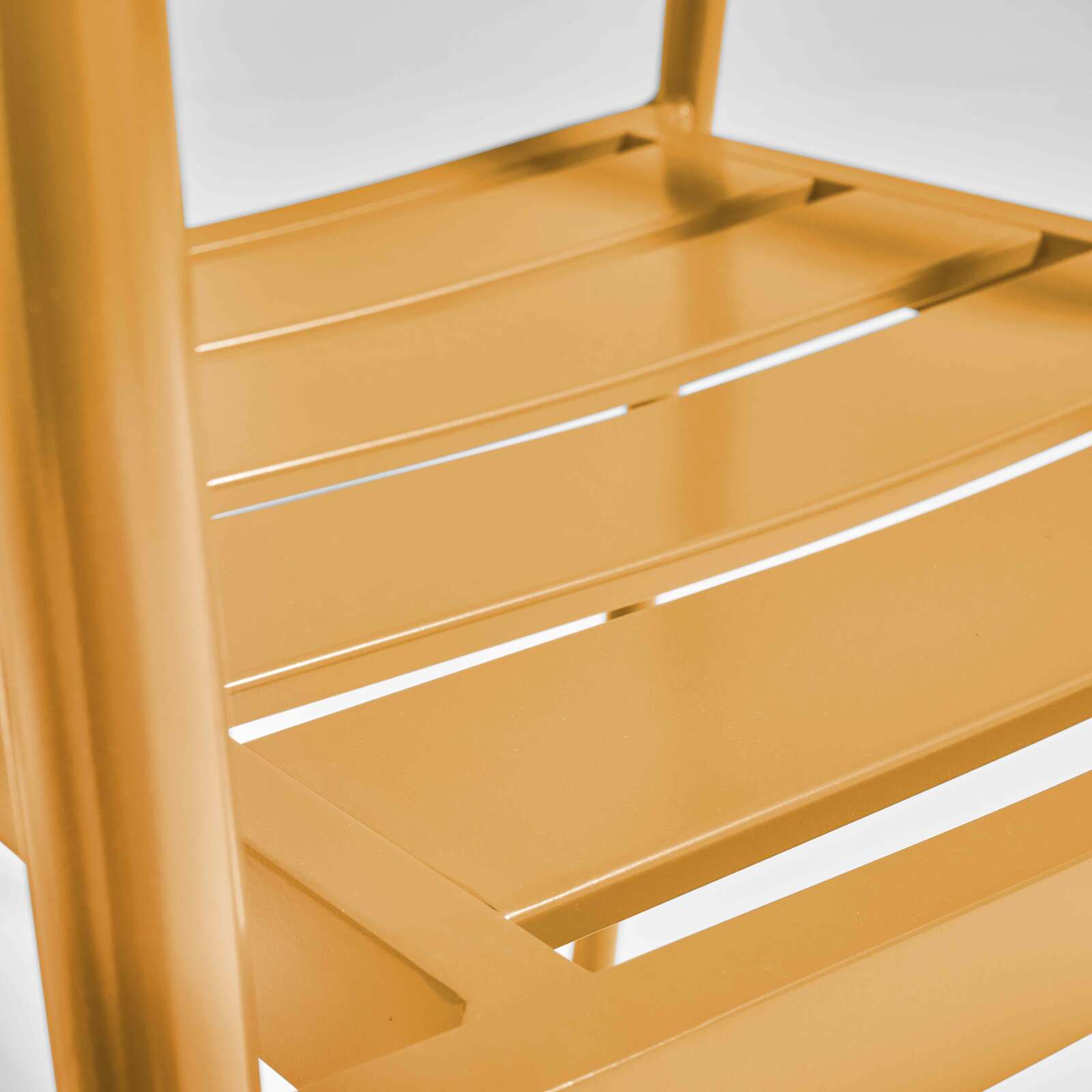 Gartenstuhl aus Aluminium und FSC®-Holz mit Armlehnen