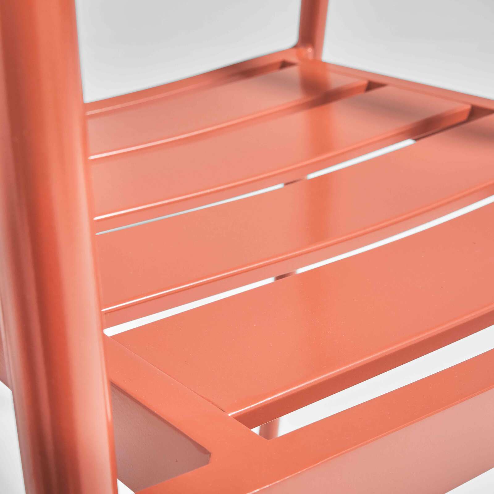 Gartenstuhl aus Aluminium und FSC®-Holz mit Armlehnen