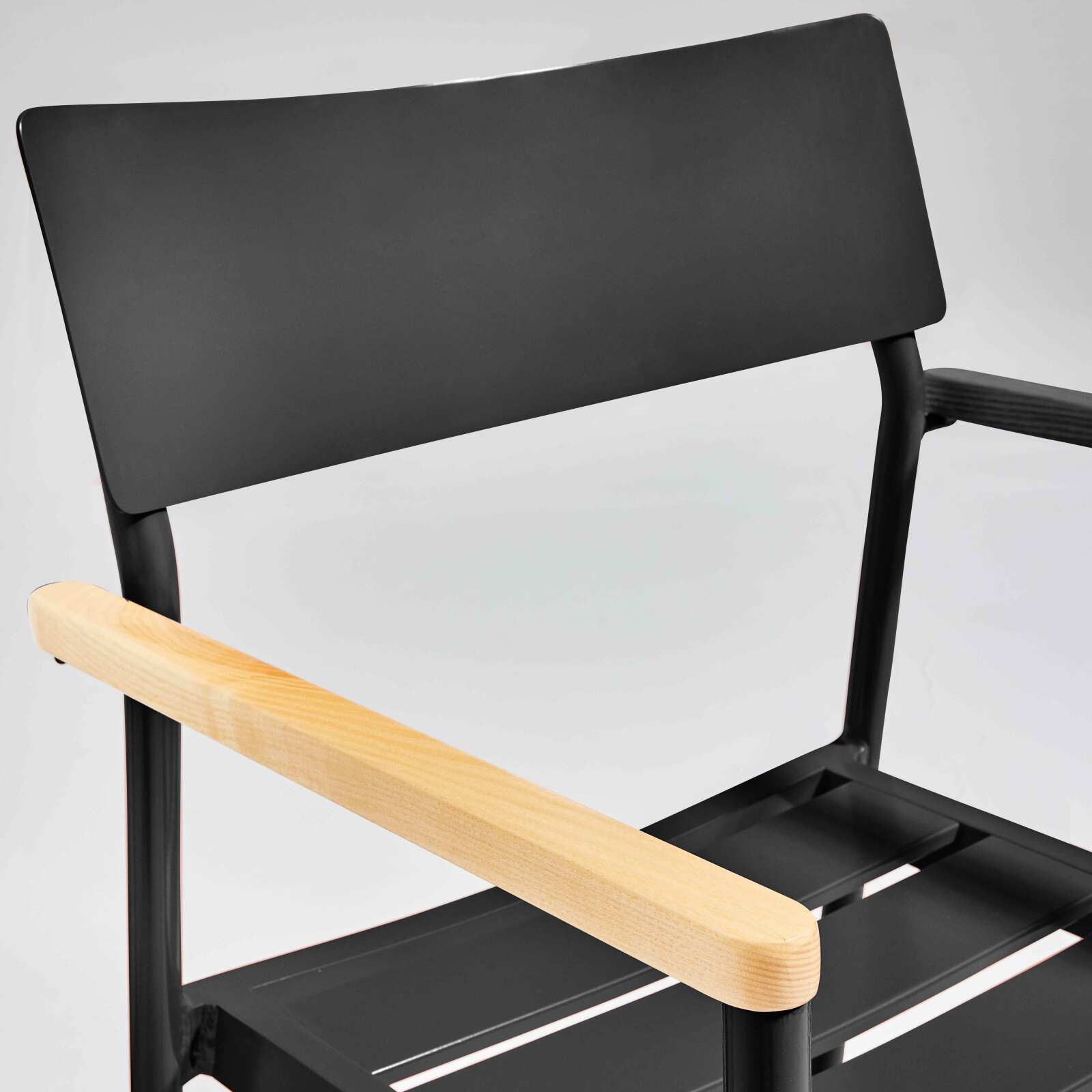 Gartenstuhl aus Aluminium und FSC®-Holz mit Armlehnen