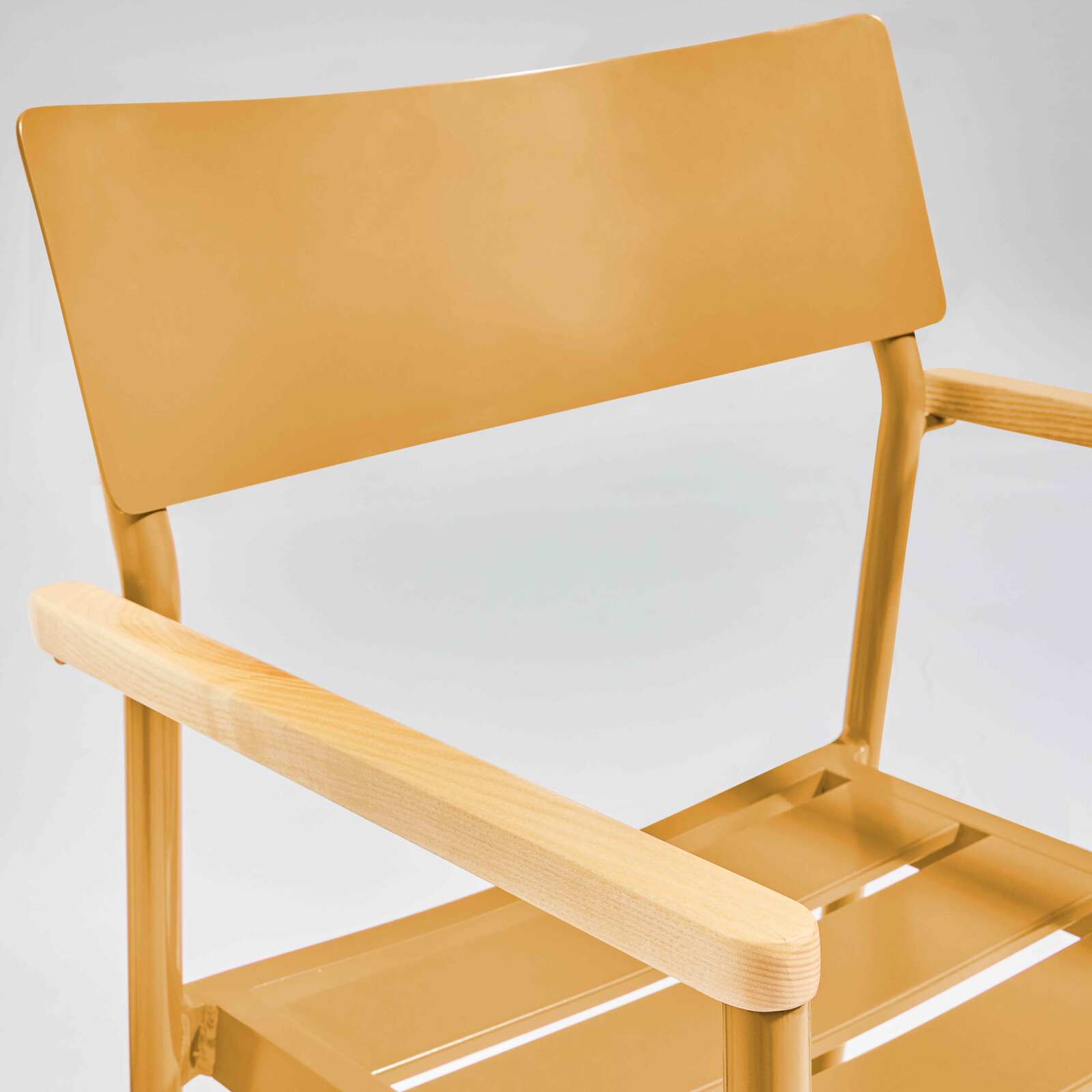 Gartenstuhl aus Aluminium und FSC®-Holz mit Armlehnen