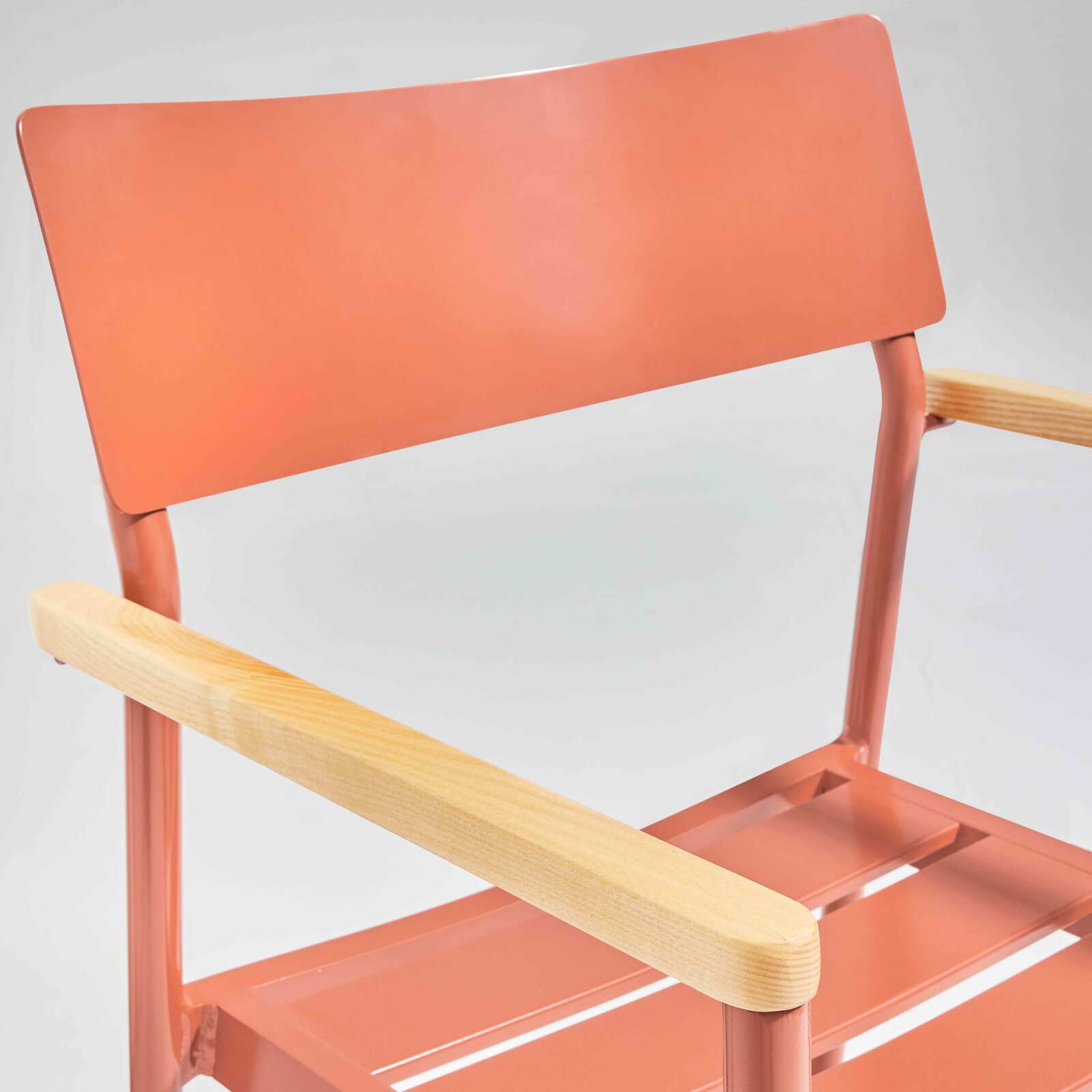 Gartenstuhl aus Aluminium und FSC®-Holz mit Armlehnen