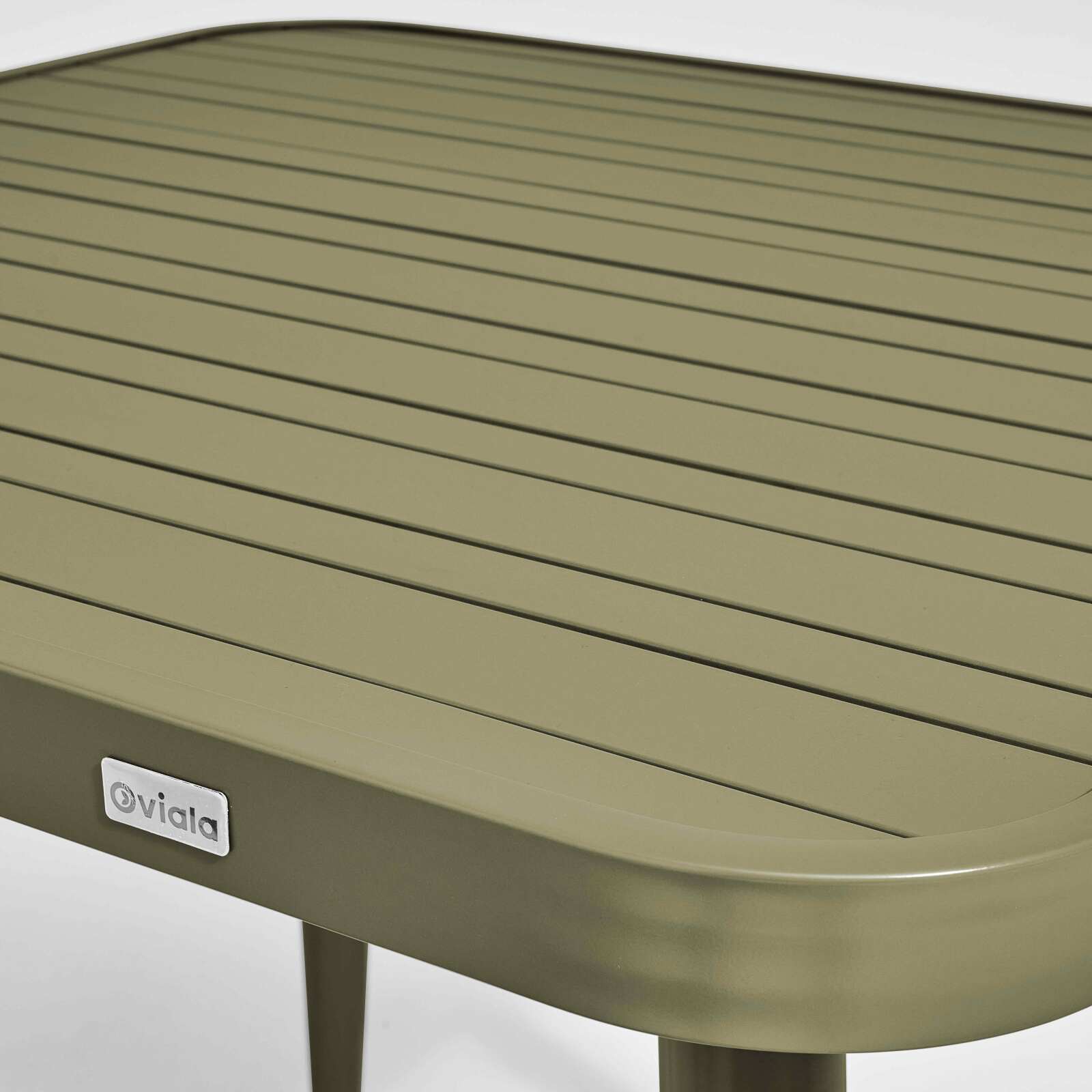 Quadratischer Gartentisch 75 x 75 cm und 2 Stühle mit Armlehnen aus Aluminium und Holz 