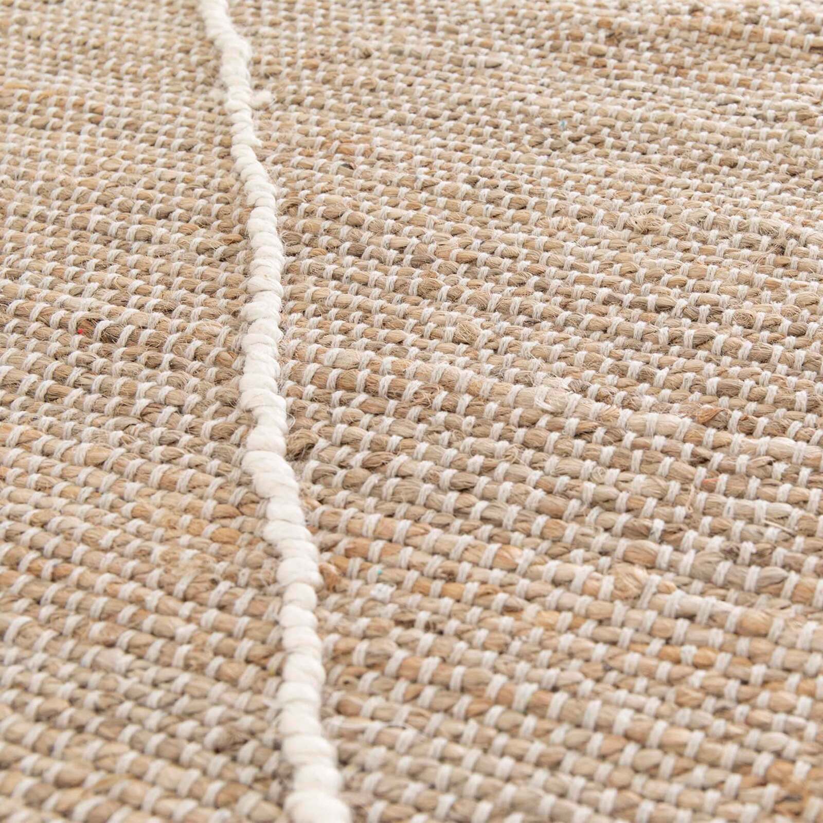 Rechteckiger Teppich aus naturbelassenem Jutegewebe mit handgewebtem Rautenmuster und kurzem Flor 