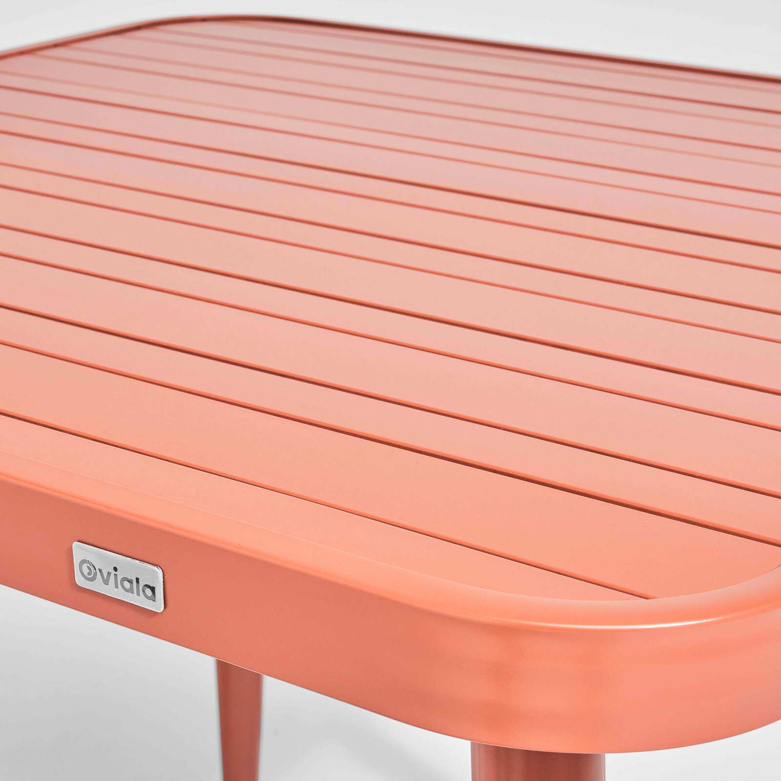 Rechteckiger Gartentisch 150 x 75 cm mit 4 Stühlen mit Armlehnen aus Aluminium und Holz 