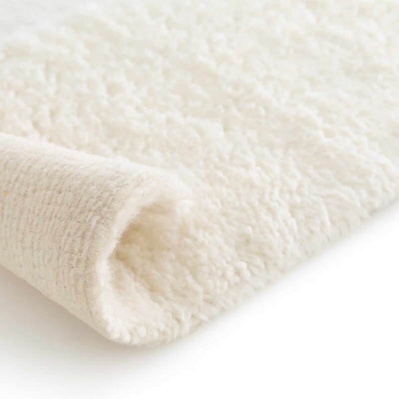 Rechteckiger Wollteppich mit handgewebtem Muster und kurzem Flor 