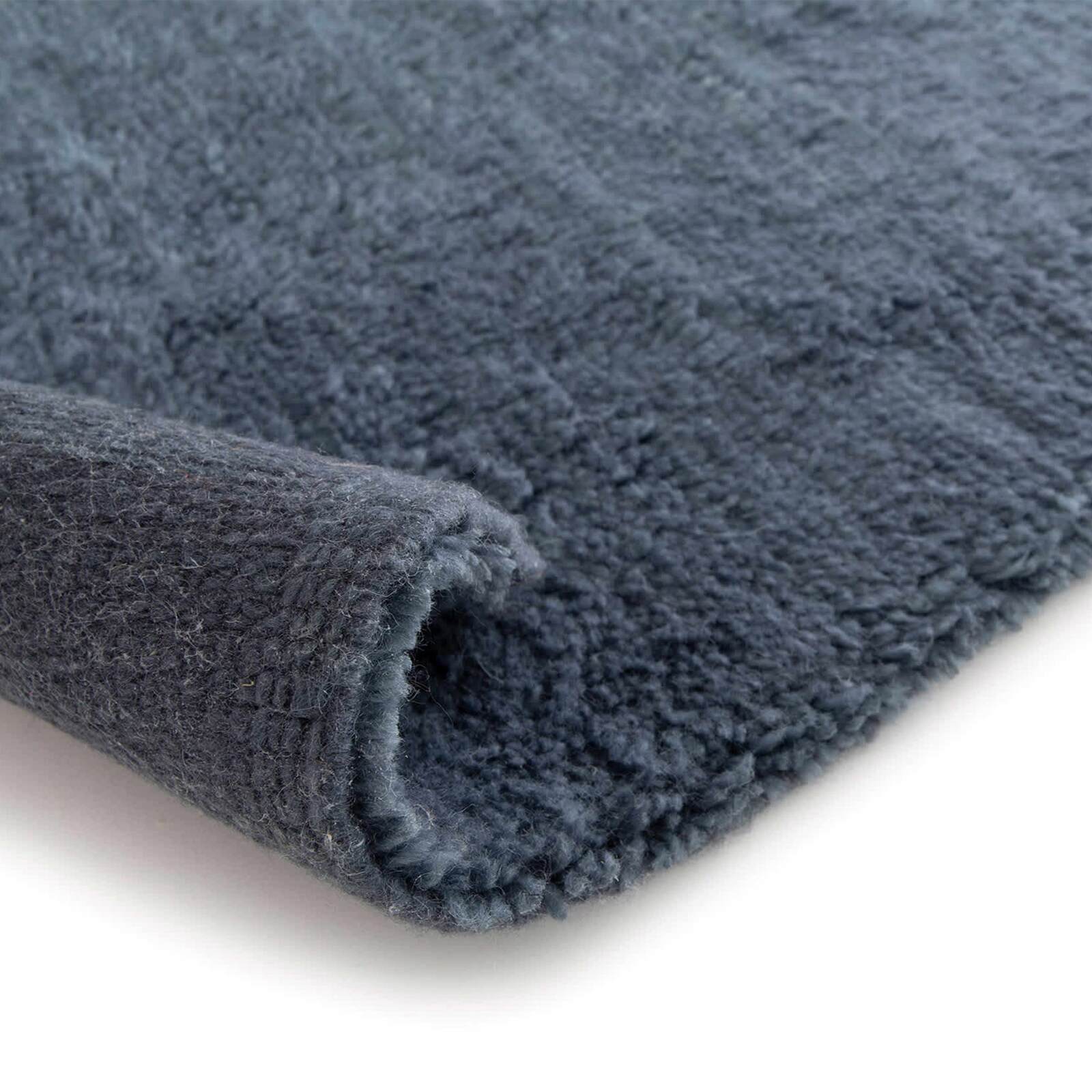 Rechteckiger Wollteppich mit handgewebtem Muster und kurzem Flor 