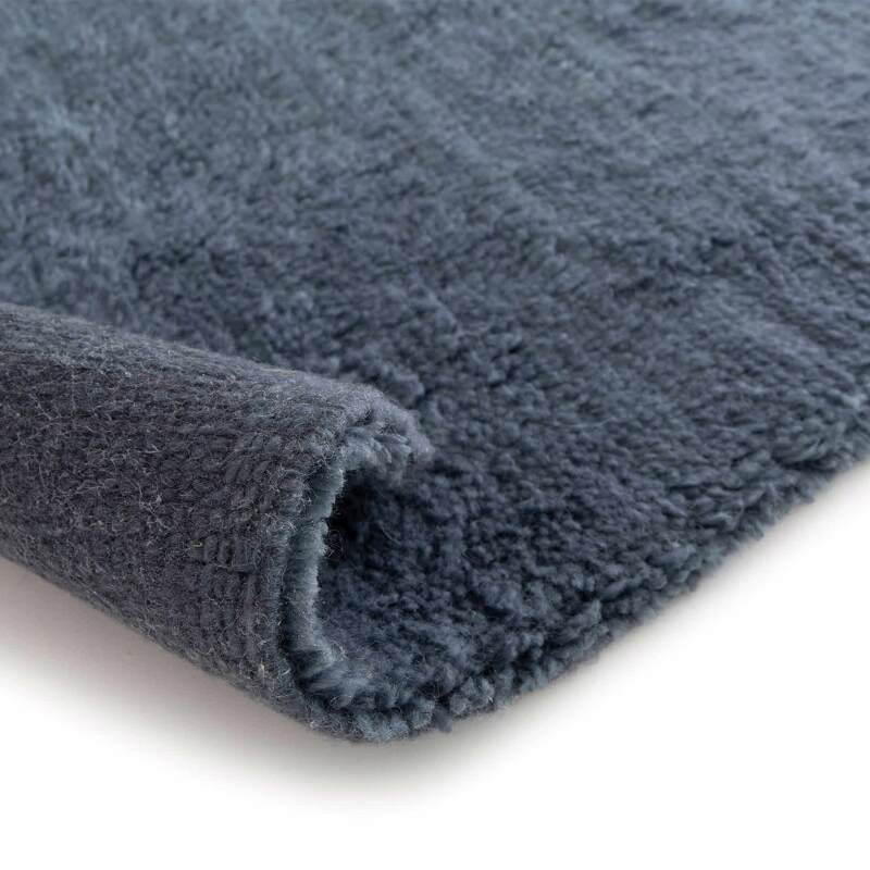 Rechteckiger Wollteppich mit handgewebtem Muster und kurzem Flor 